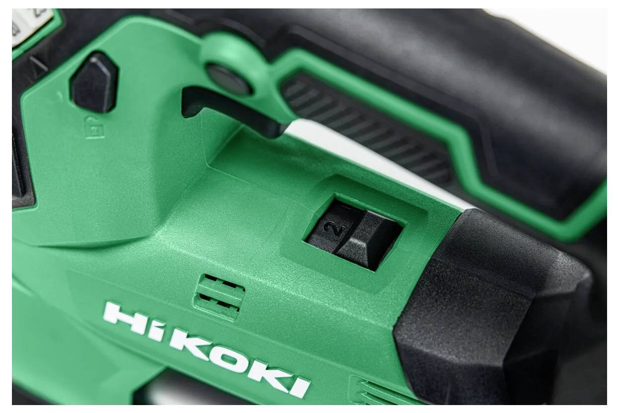 Nahaufnahme eines grünen und schwarzen HiKOKI-Elektrowerkzeugs, die einen auf ‚2' gestellten Schalter und einen Teil des Griffes zeigt, was Funktionalität und Designmerkmale verdeutlicht.