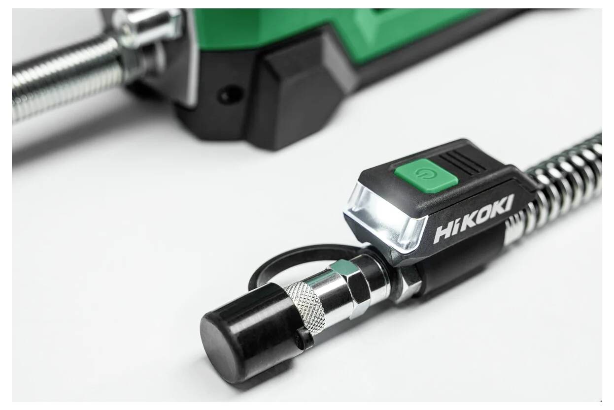 Nahaufnahme eines Hikoki-Akku-Werkzeugs mit einem hervorgehobenen Einschaltknopf und LED-Licht, das sein kompaktes und ergonomisches Design präsentiert.