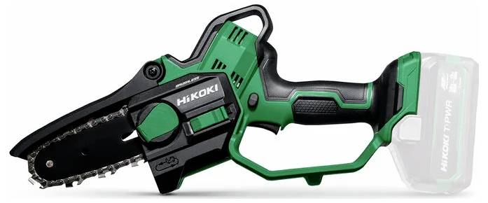 Eine grüne und schwarze tragbare Mini-Kettensäge mit 'HiKOKI'-Branding, die für kompakte Schneidaufgaben entwickelt wurde. Sie verfügt über einen Akku.