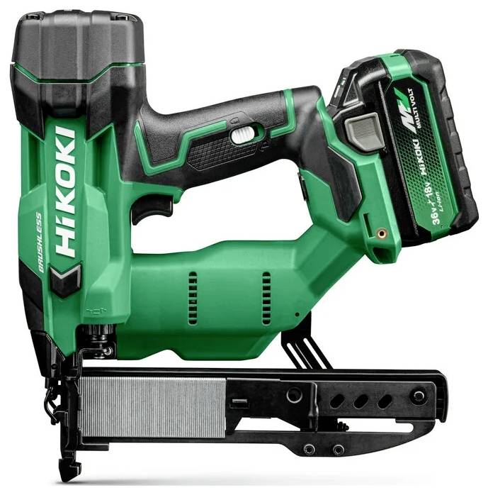 Grüne und schwarze HiKOKI akkubetriebene Nagelkanone mit Akkupack, Seitenansicht, auf weißem Hintergrund.