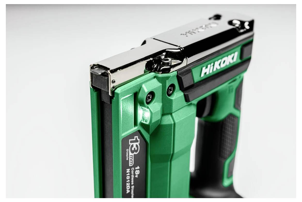 Grüner HiKOKI Nagler, mit NT1850A gekennzeichnet, präsentiert sein kompaktes und ergonomisches Design für effiziente Holzarbeiten oder Bauaufgaben.