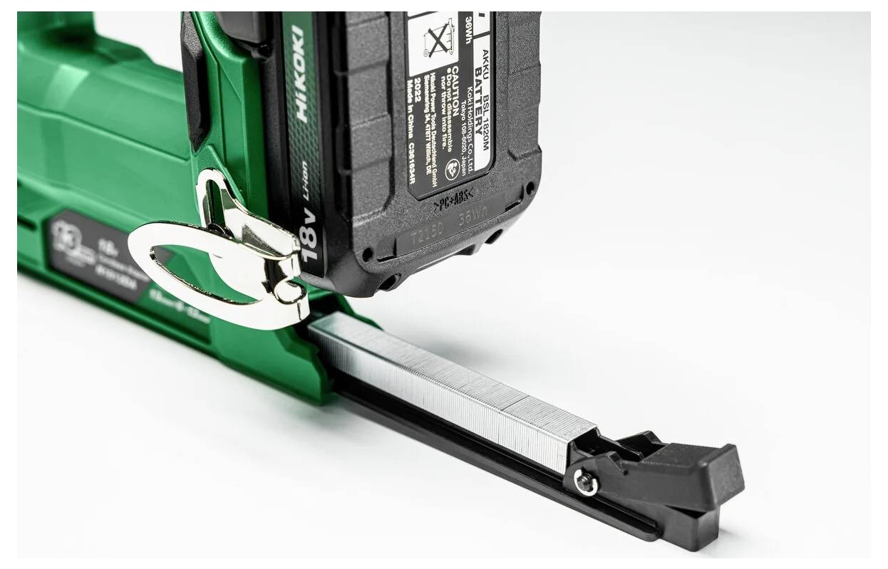 Ein grünes und schwarzes tragbares Elektrowerkzeug mit '18V' und 'Hikoki' Beschriftungen, ausgestattet mit einer Metallgürtelklammer und einer Batteriepakethalterung.