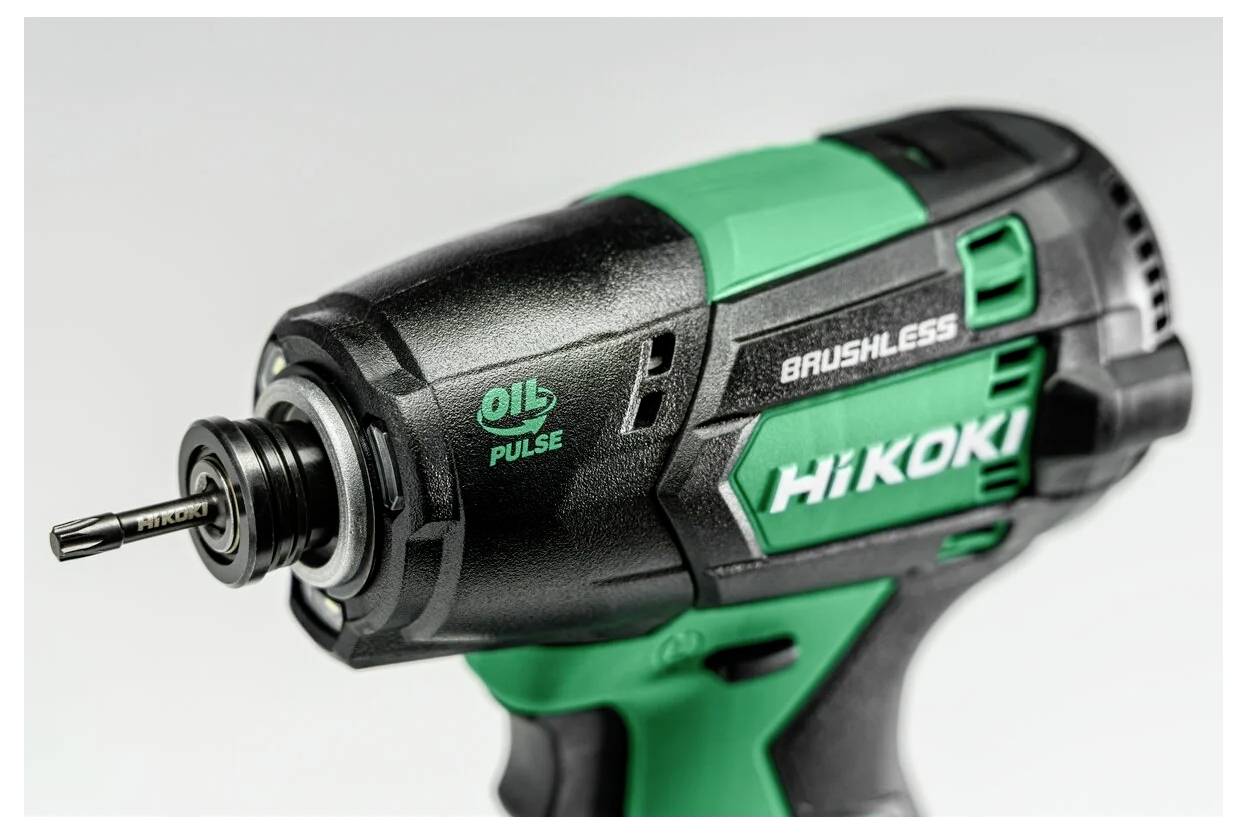 Ein grüner und schwarzer Hikoki bürstenloser Schlagschrauber mit einem angebrachten Bohrer, der die seitliche 