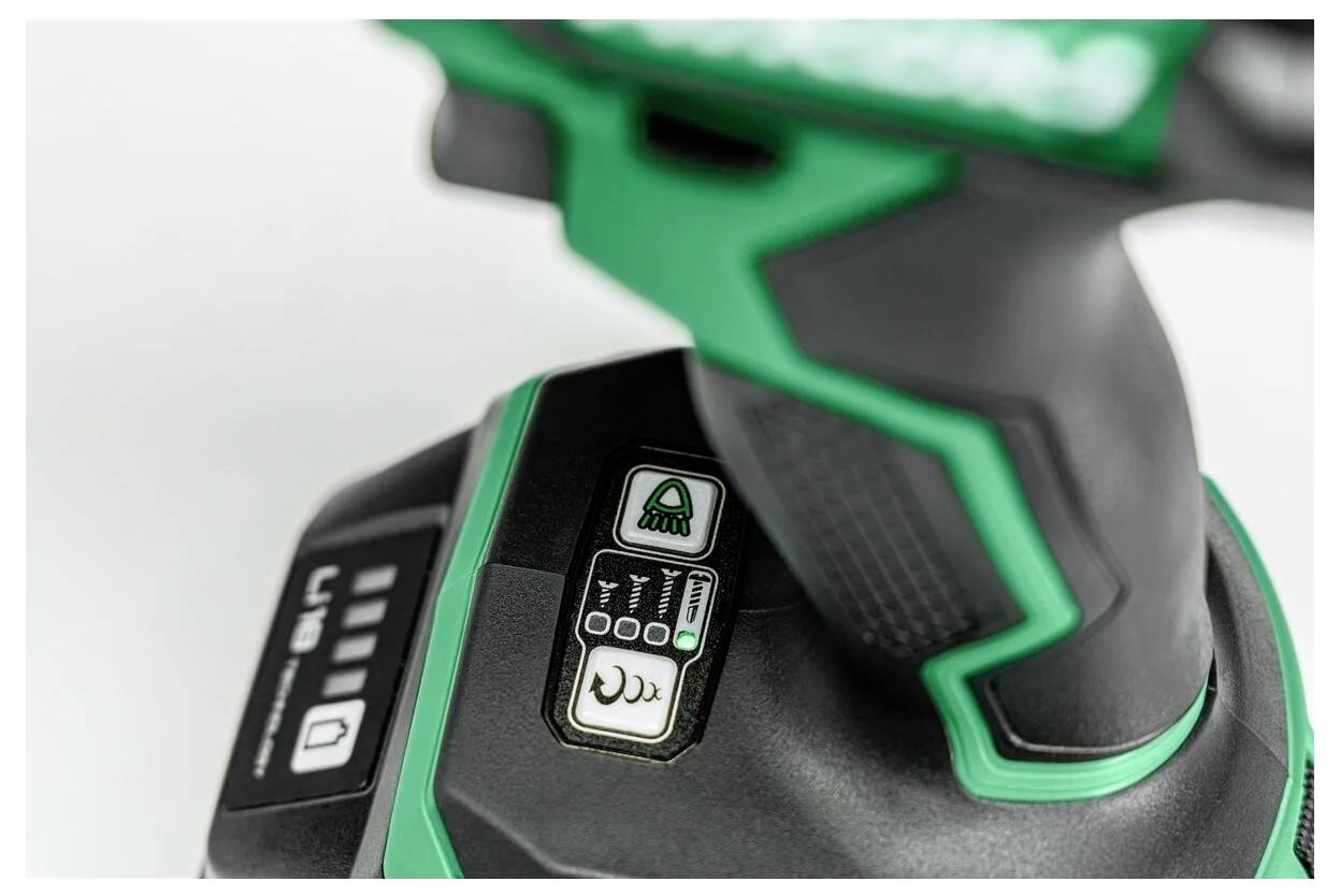 Nahaufnahme eines grün-schwarzen Griffes eines Elektrowerkzeugs mit Modustaste und Batteriezustandsanzeige.