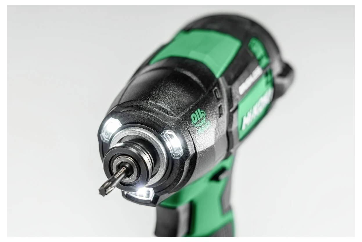 Ein Nahaufnahmebild eines grünen und schwarzen Werkzeugs, der Fokus liegt auf dem Bohrer an der Spitze, umgeben von LED-Beleuchtung für optimale Ausleuchtung.