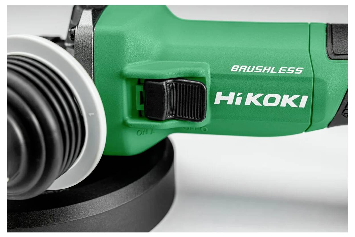 Ein grünes 'HiKOKI' markiertes bürstenlose Elektrowerkzeug mit einem schwarzen Schalter und einer runden schwarzen Komponente, das einen Teil des Werkzeugkörpers zeigt.