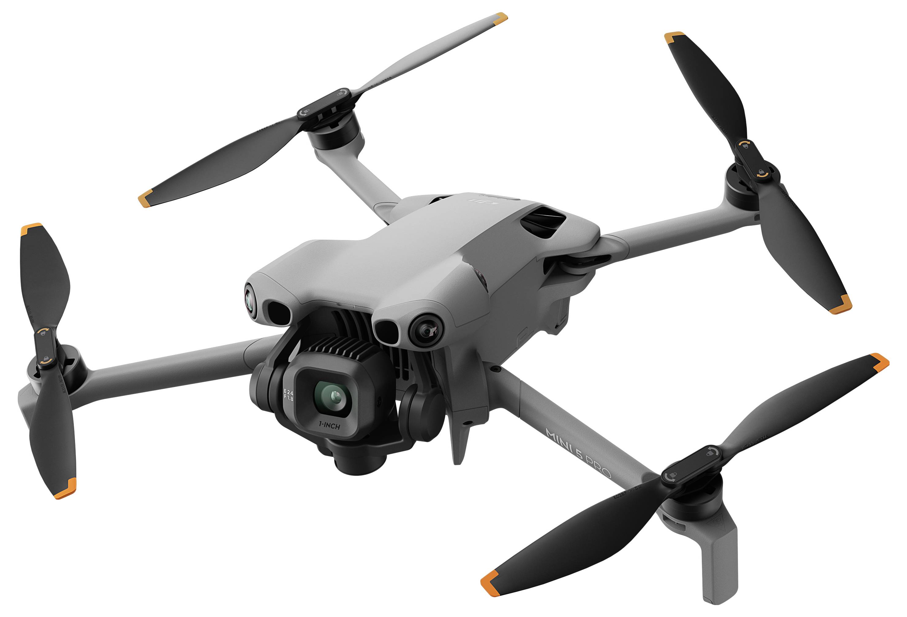 Ein grauer Quadcopter-Drohne mit angebrachter Kamera, ausgestattet mit vier Propellern und orangefarbenen Spitzen, wird aus einem Seitenwinkel in Flugposition gezeigt.