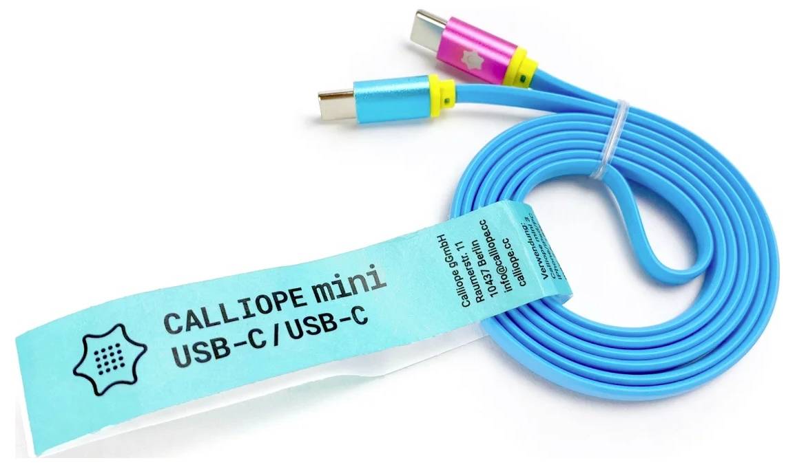 Blaues USB-C-Kabel mit leuchtend gelben und pinken Anschlüssen, mit der Aufschrift 