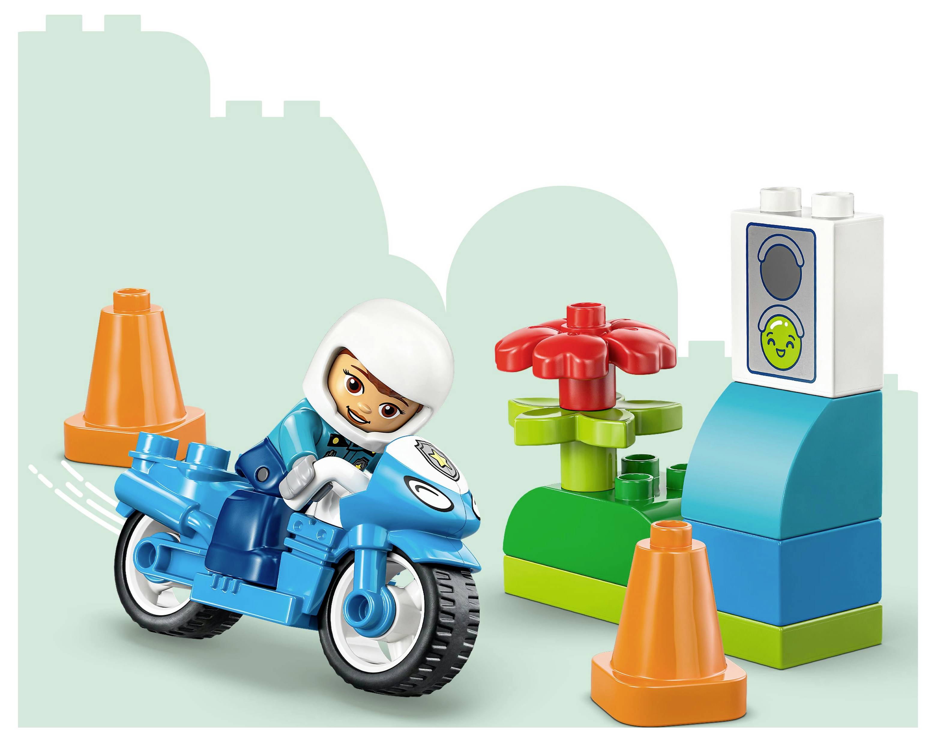 Eine Kinderfigur in Blau auf einem Spielmotorrad navigiert zwischen orangefarbenen Pylonen durch bunte Blöcke, darunter eine rote Blume und ein lächelndes Gesicht.