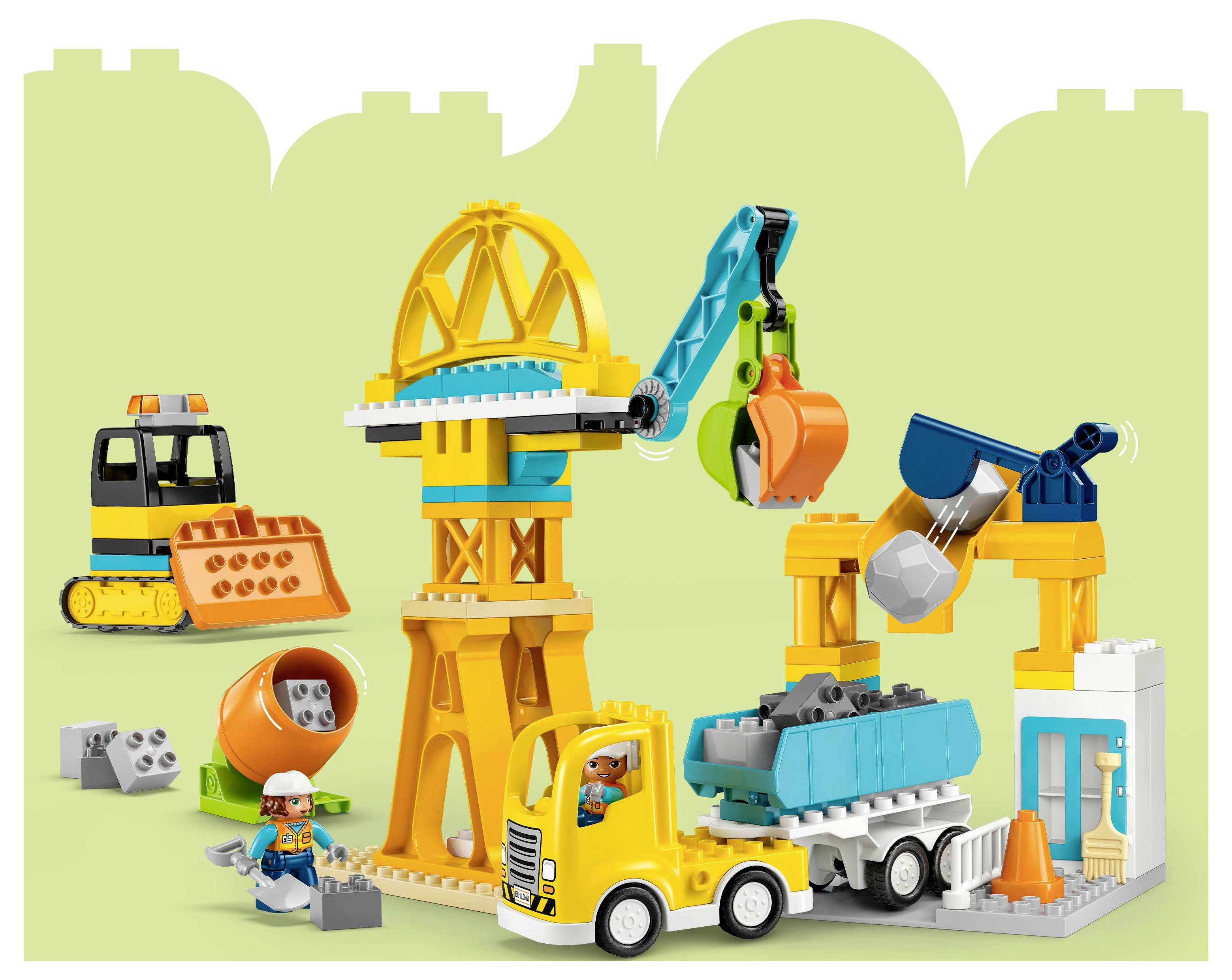 Ein buntes Spielzeug-Konstruktionsset mit einem gelben Kran, einem blauen Lastwagen und einem Zementmischer, dazu eine Figur mit einem weißen Schutzhelm.