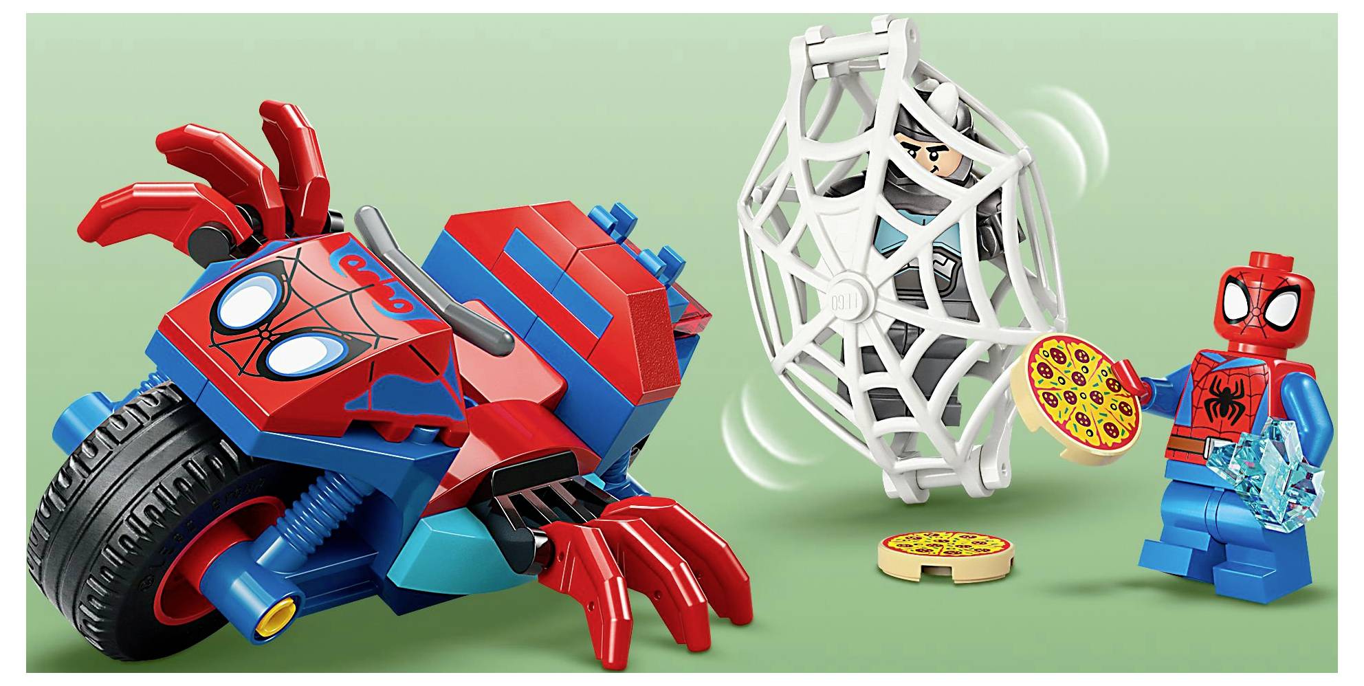 Eine Lego-Figur in einem rot-blauen Anzug bietet einer in einem Netz gefangenen Person eine Pizza an. Auf der linken Seite befindet sich ein rotes Motorrad mit Spinnenmerkmalen.