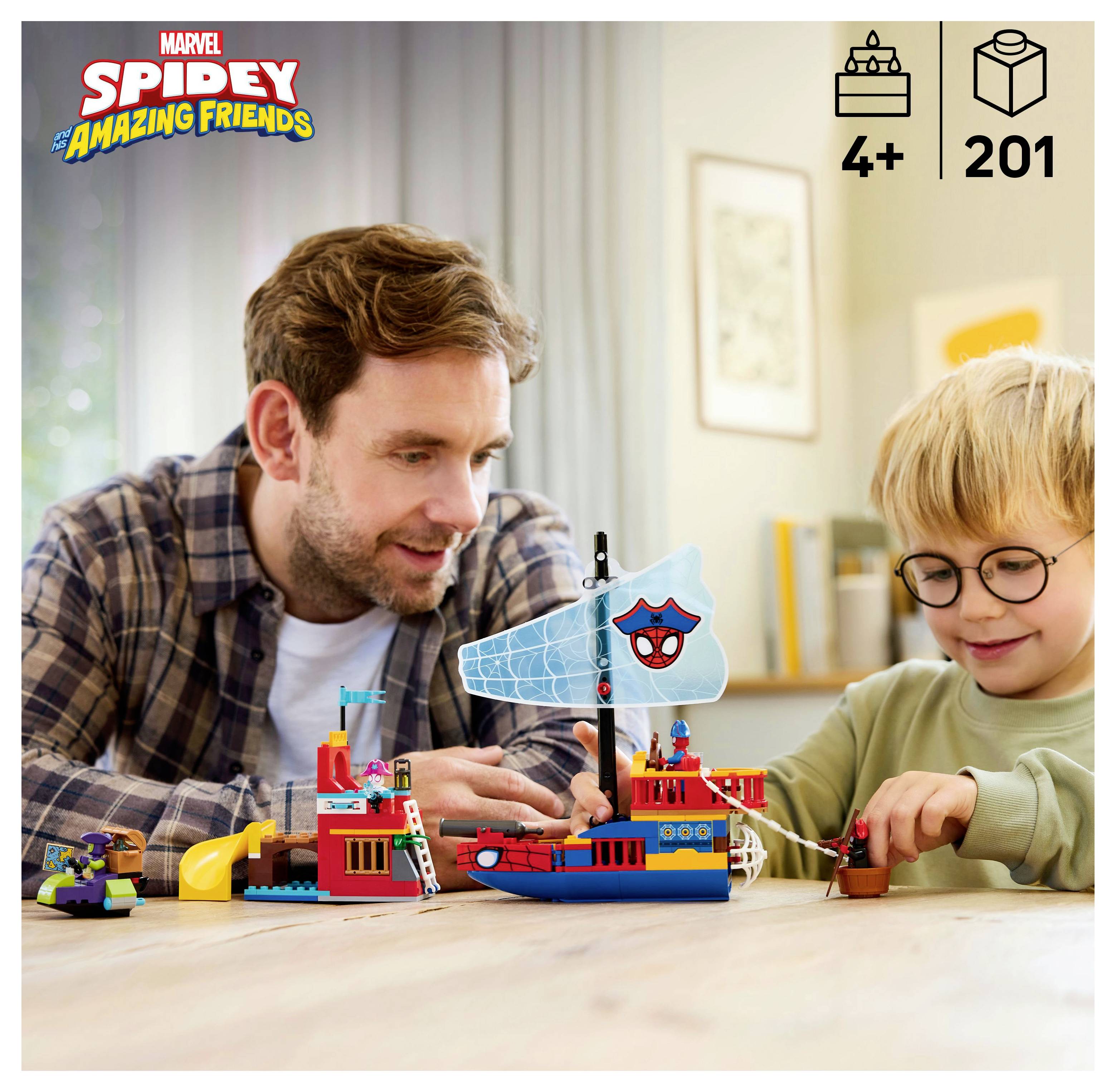 Ein Mann und ein Kind spielen mit einem bunten LEGO Spidey Piratenschiff auf einem Tisch, wobei die Verpackung das Alter 4+ und 201 Teile anzeigt.