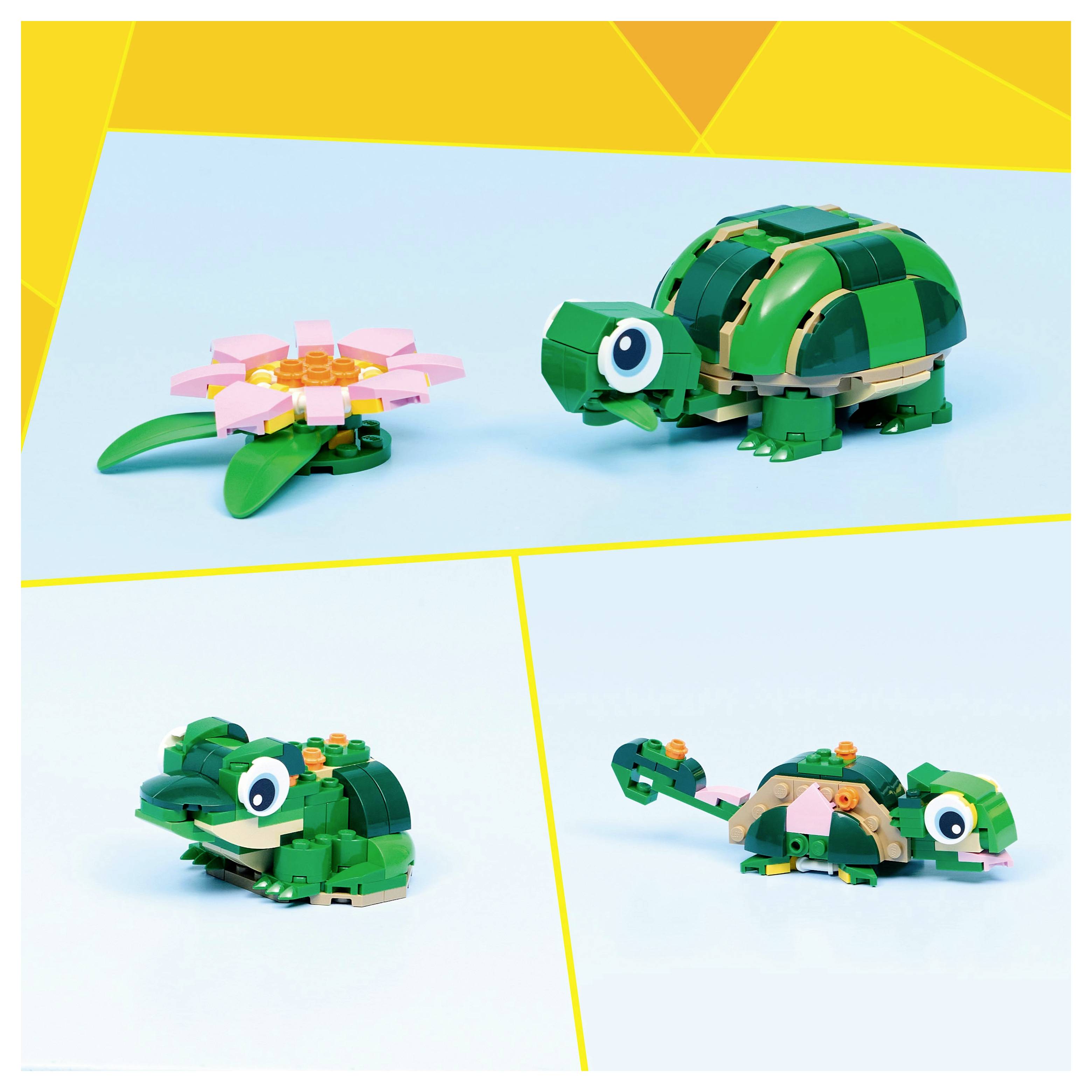 Ein LEGO-Set zeigt eine Schildkröte mit einer Blume und zwei alternative Bauvarianten: einen Frosch und eine Schlange. Vor einem blau-gelben Hintergrund.