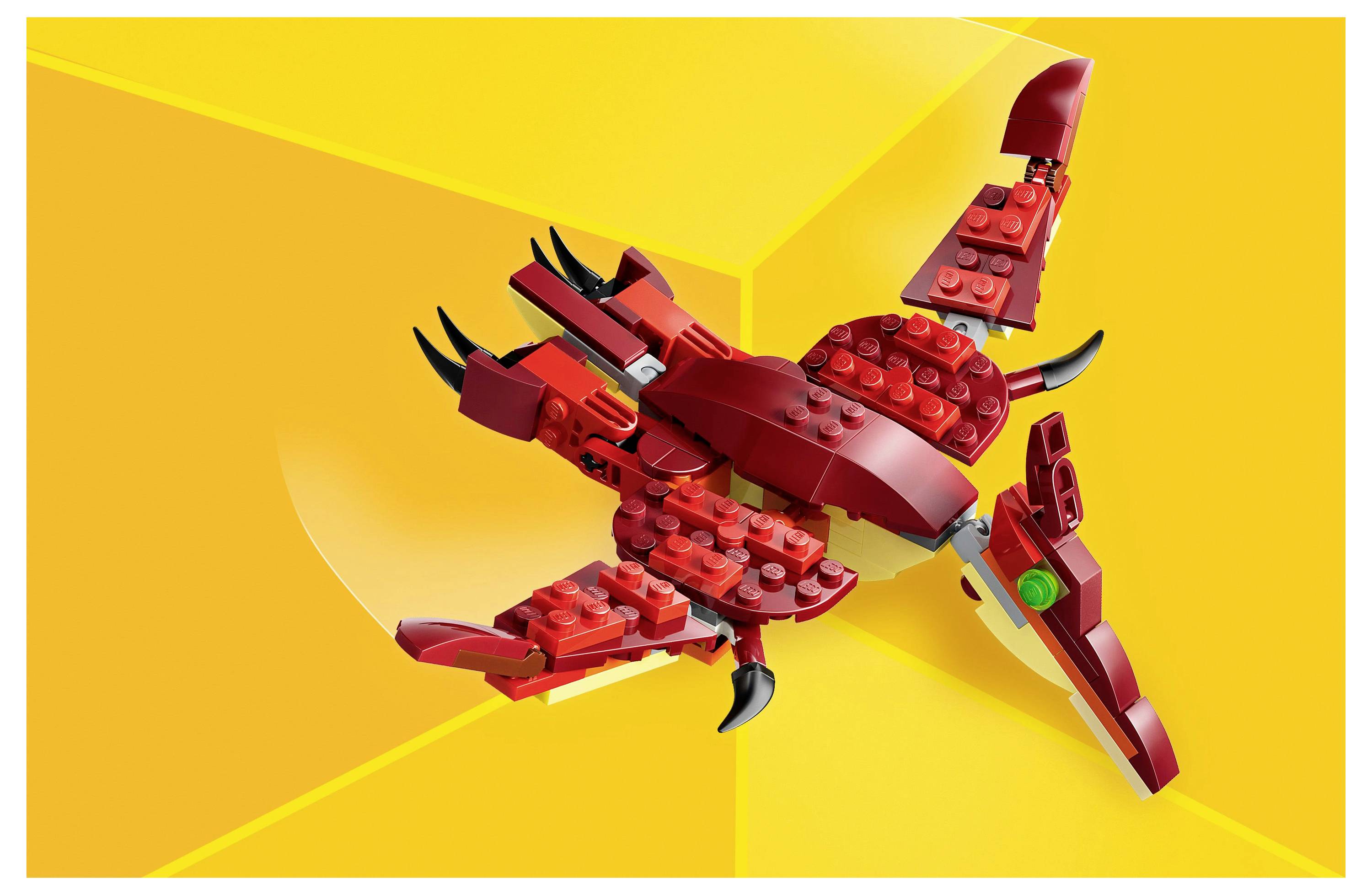 Ein rotes und gelbes LEGO-Drachenmodell mit ausgebreiteten Flügeln, präsentiert auf einem leuchtend gelben Hintergrund.