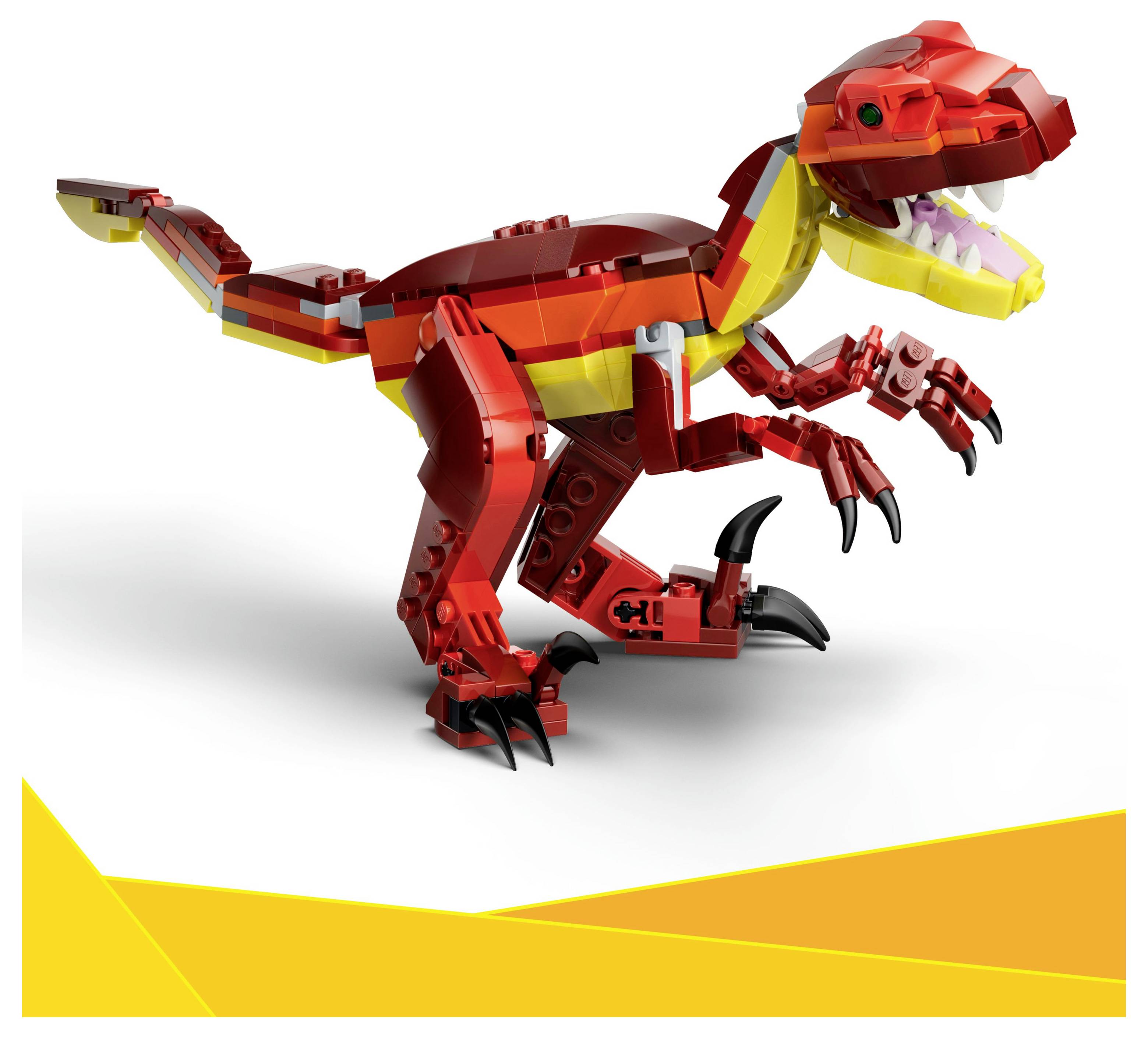 Roter und gelber LEGO-Dinosaurier-Spielzeug mit scharfen Zähnen und Krallen, auf einem weißen Hintergrund mit einem gelben dreieckigen Design am unteren Rand.