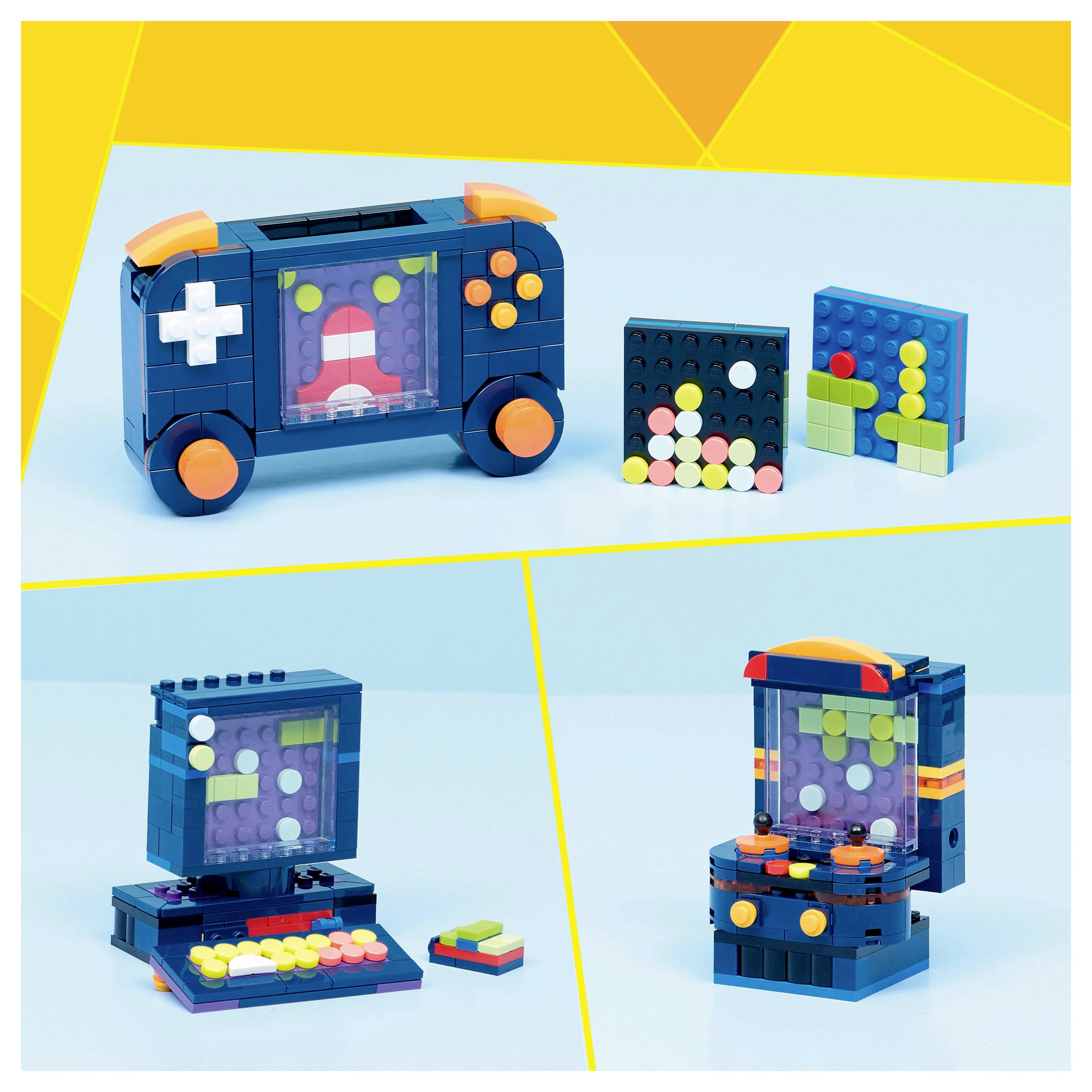 Spielzeugbausteinmodelle: Tragbare Spielkonsole mit Display, auf dem ein Pilz zu sehen ist, eine Wand mit Tetris-ähnlichem Design, ein Fernseher mit Konsole und ein Arcade-Automat.