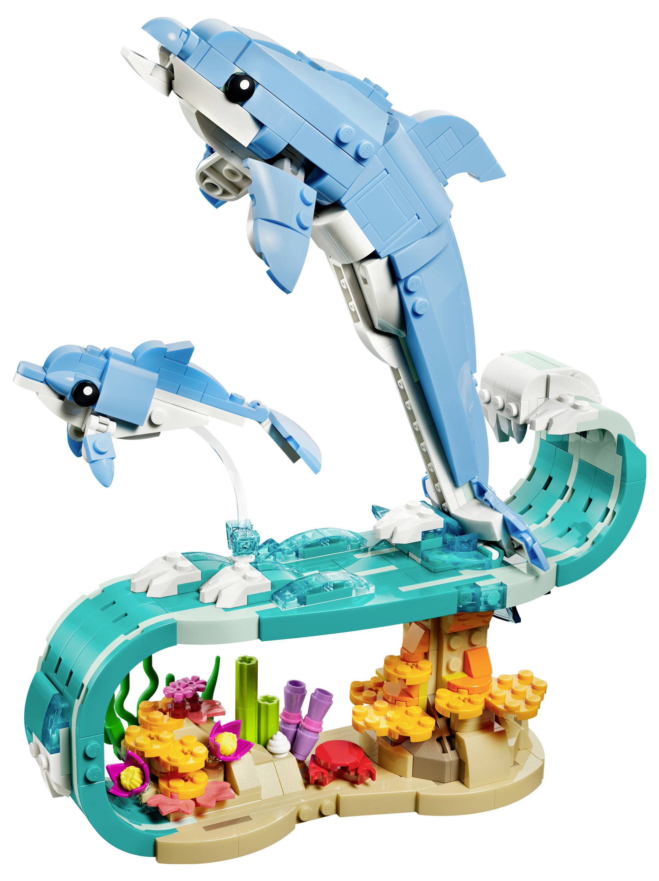 Zwei Delfine aus Bauklötzen springen über farbenfrohe Korallen und Seepflanzen und erschaffen so eine lebendige Meeresszene.