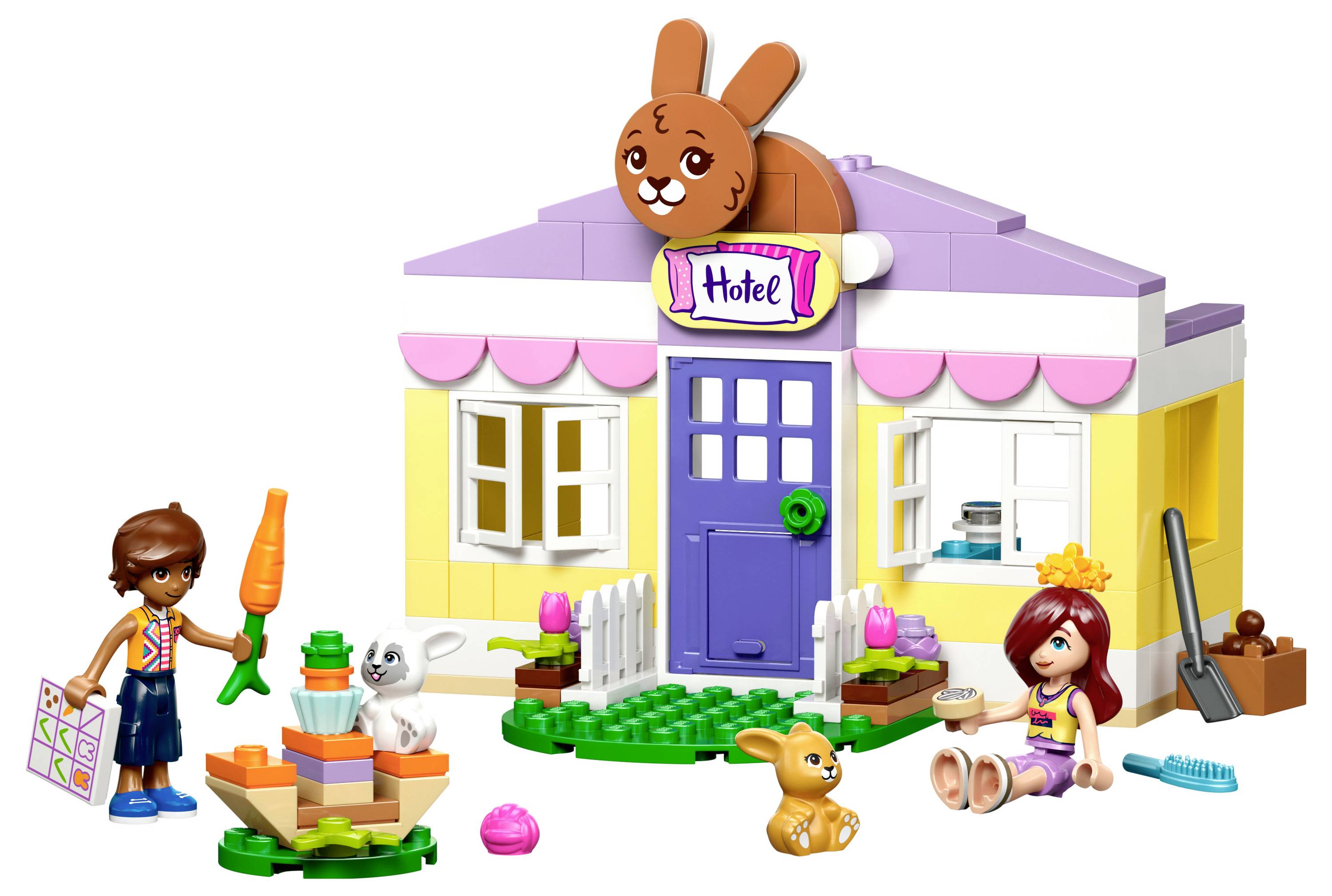 Ein kleines Spielzeuggebäude mit einer lila Tür und einem Schild mit der Aufschrift 