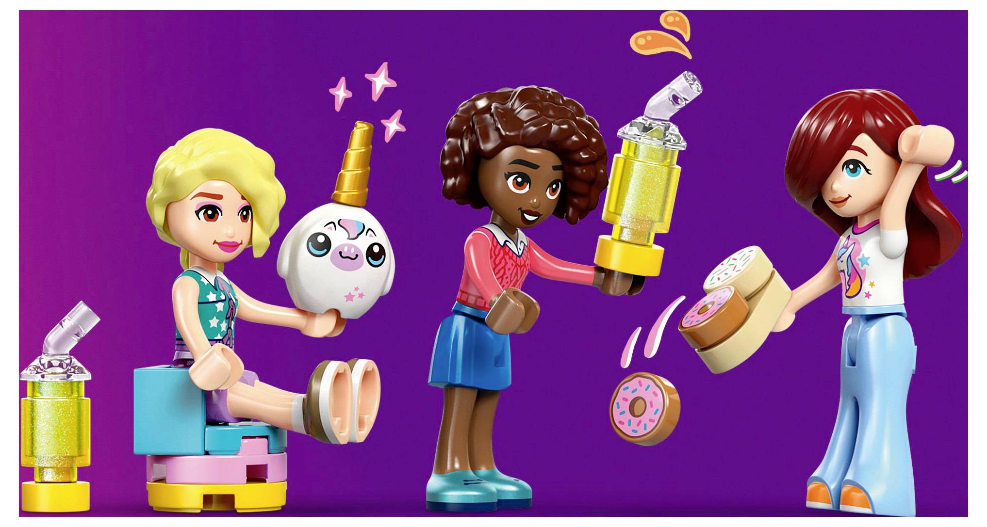 Drei Spielzeugfiguren interagieren verspielt miteinander. Eine hält einen einhornartig geformten Gegenstand, eine andere bietet ein Getränk an, und die dritte hält lächelnde Donut-Spielzeuge.