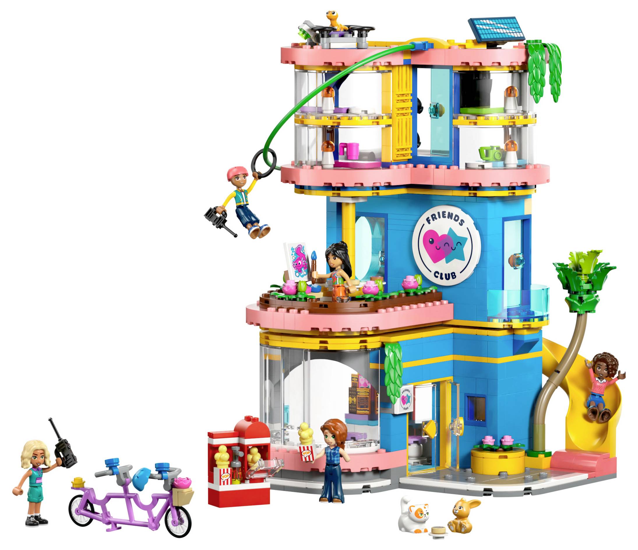 Dreigeschossiges buntes Spielgebäude mit der Aufschrift 