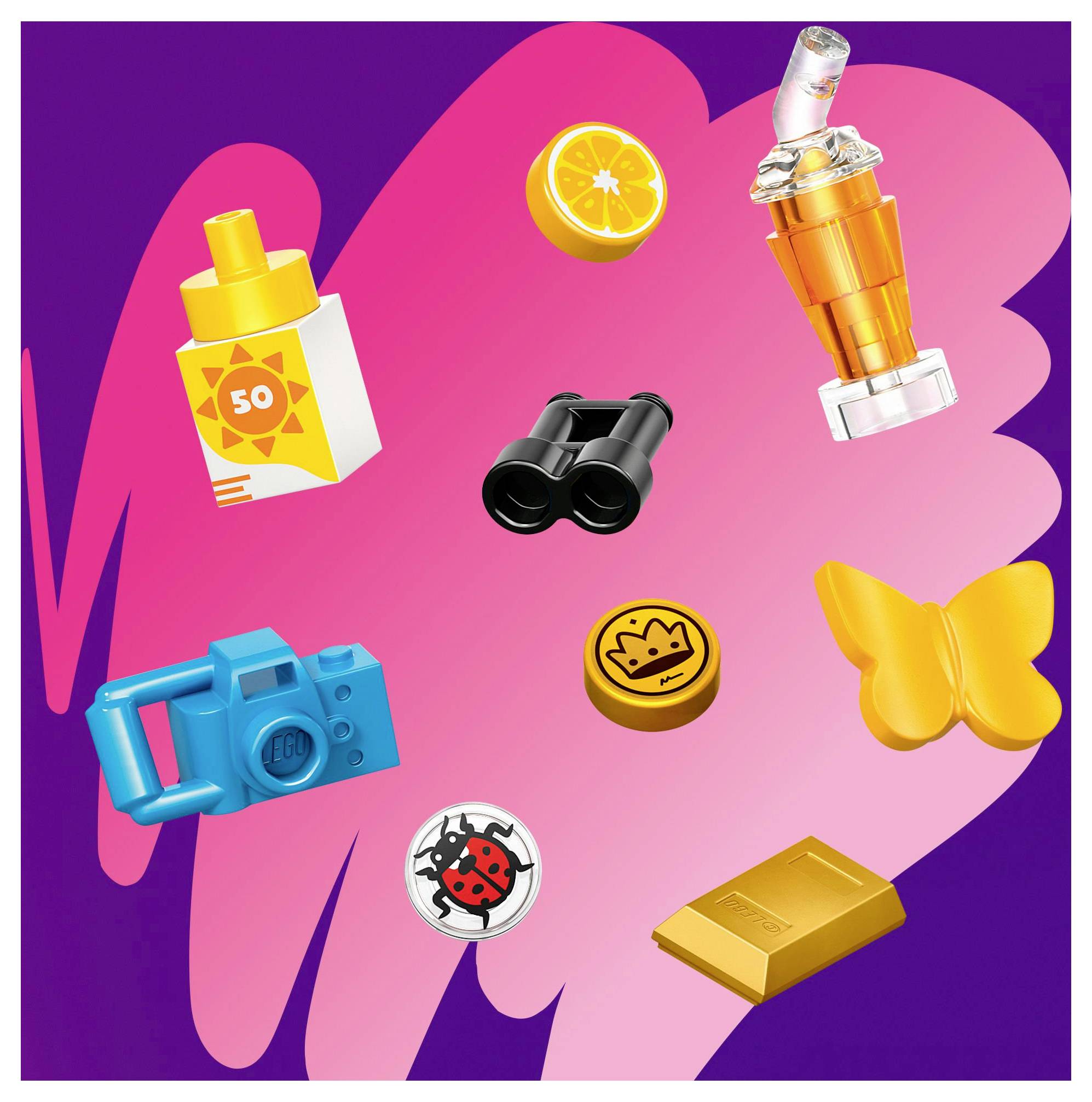 Bunte LEGO-Teile umfassen eine Kamera, Fernglas, Goldbarren, Orangensaftkarton, Schmetterling, Marienkäfer, Krone und Orangenscheibe.