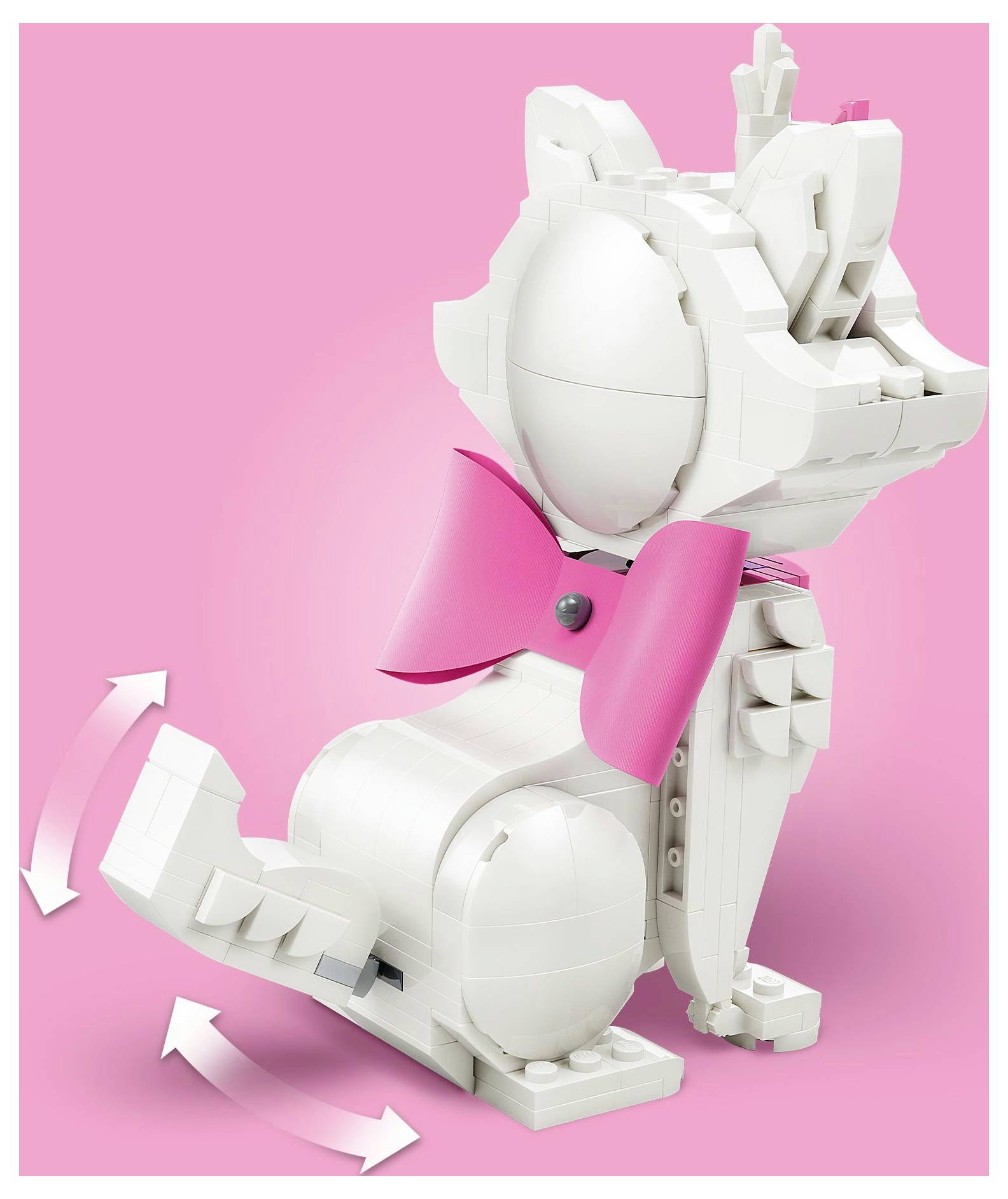 Eine weiße, aus Steinen gebaute Katze mit einer pinken Fliege sitzt auf einem pinken Hintergrund. Der Schwanz und der Kopf der Katze zeigen Bewegung, die durch Pfeile angedeutet wird.