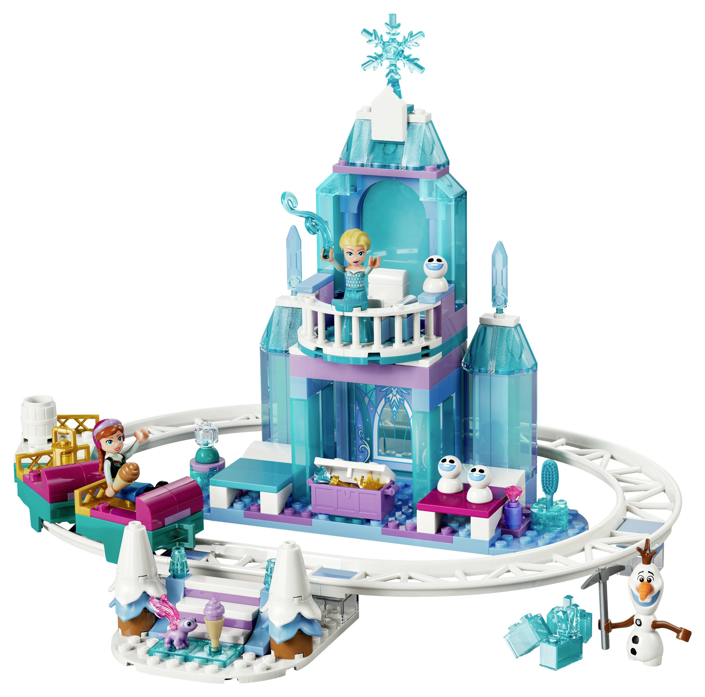 Elsa in einem LEGO-Eispalast mit Schneeflockendetails, einem Balkon und Zubehör; Anna und Olaf befinden sich in der Nähe, umgeben von winterlich-thematischer Dekoration.