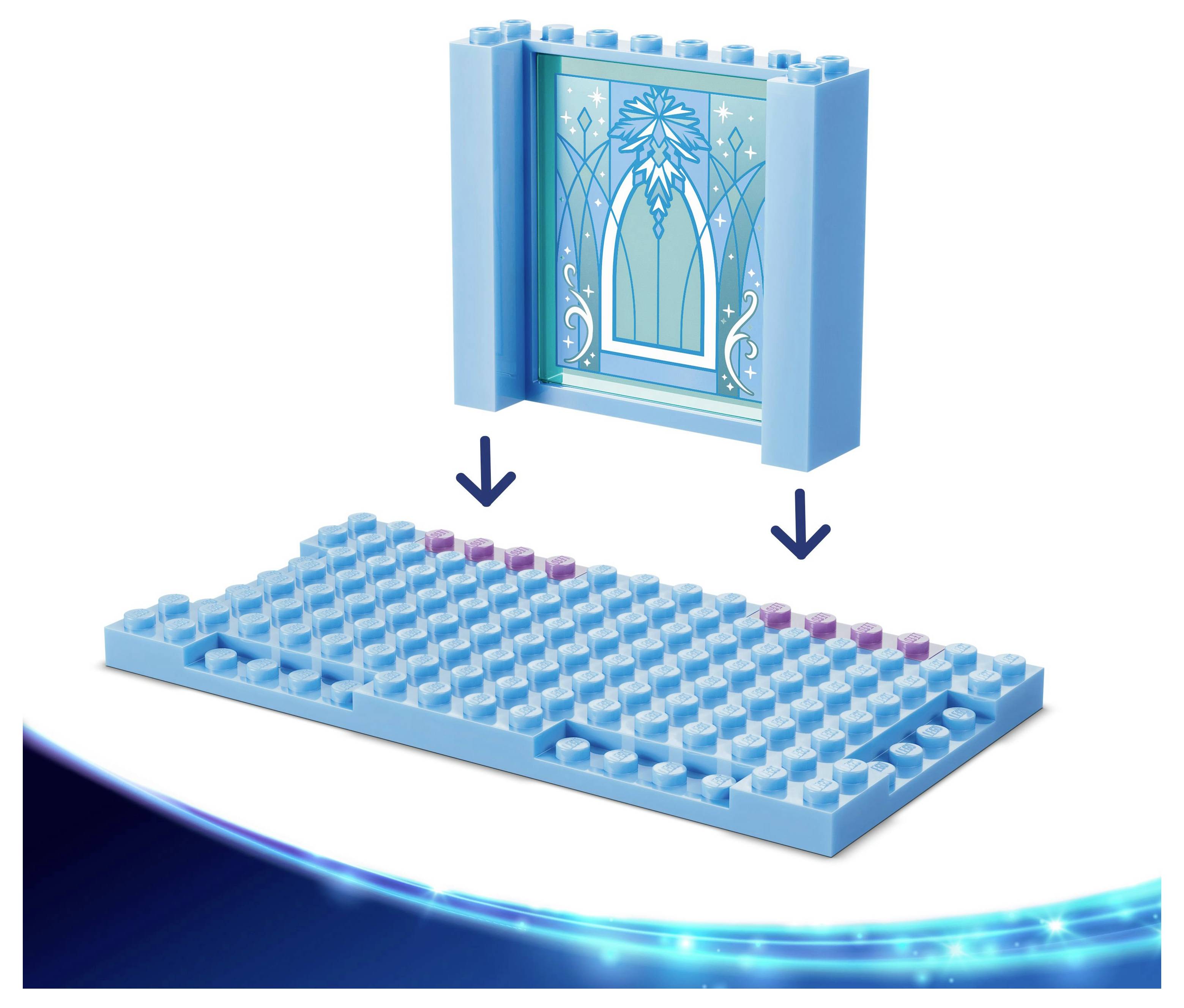 Blaues LEGO-Panel mit dekorativem Fensterdesign klippt auf eine blaue Grundplatte. Lila Noppen markieren die Befestigungspunkte.