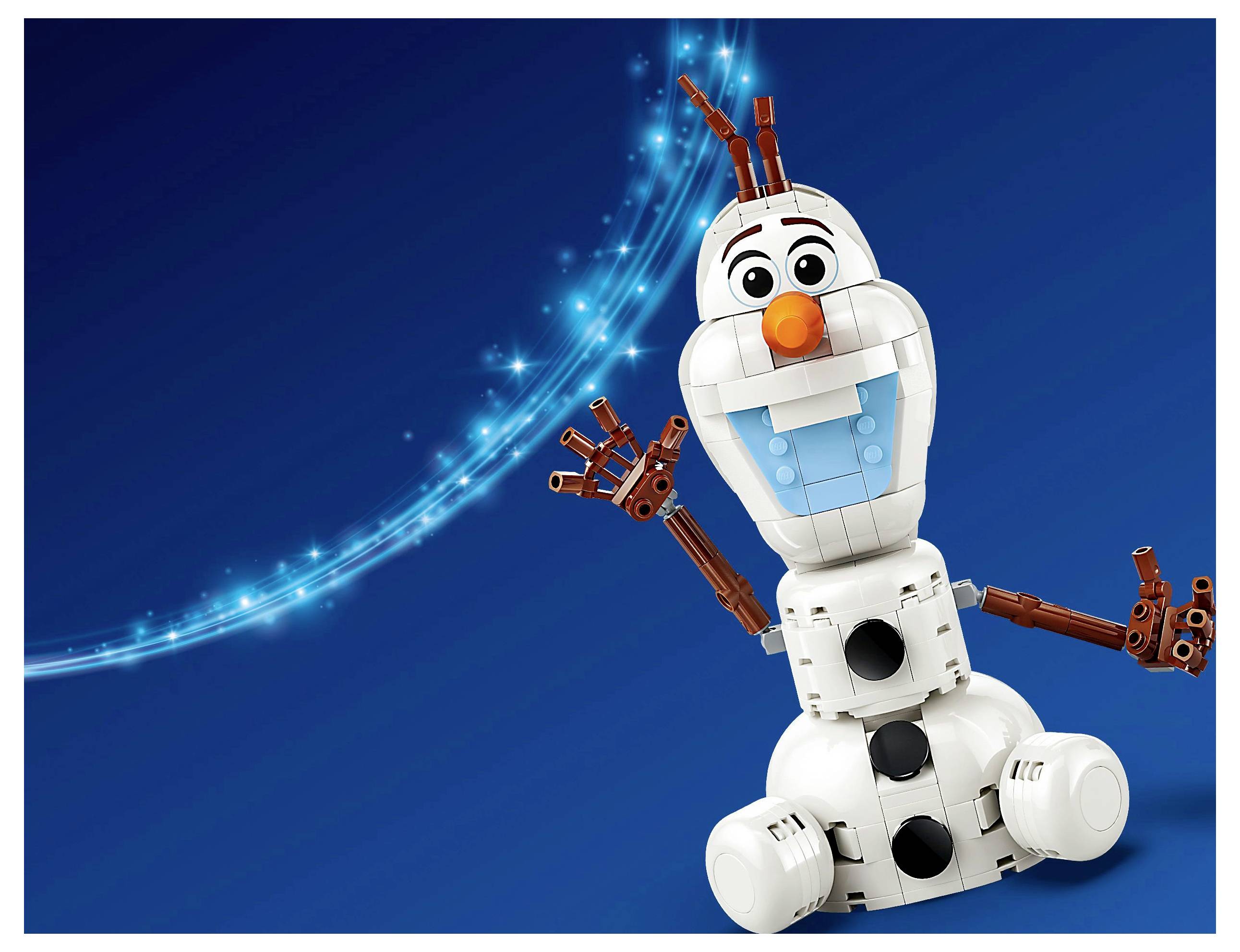 Eine Spielzeugfigur, die einen Schneemann mit Stab-Armen, einer orangefarbenen Karotten-Nase und einem lächelnden Gesichtsausdruck vor einem blauen Hintergrund darstellt.