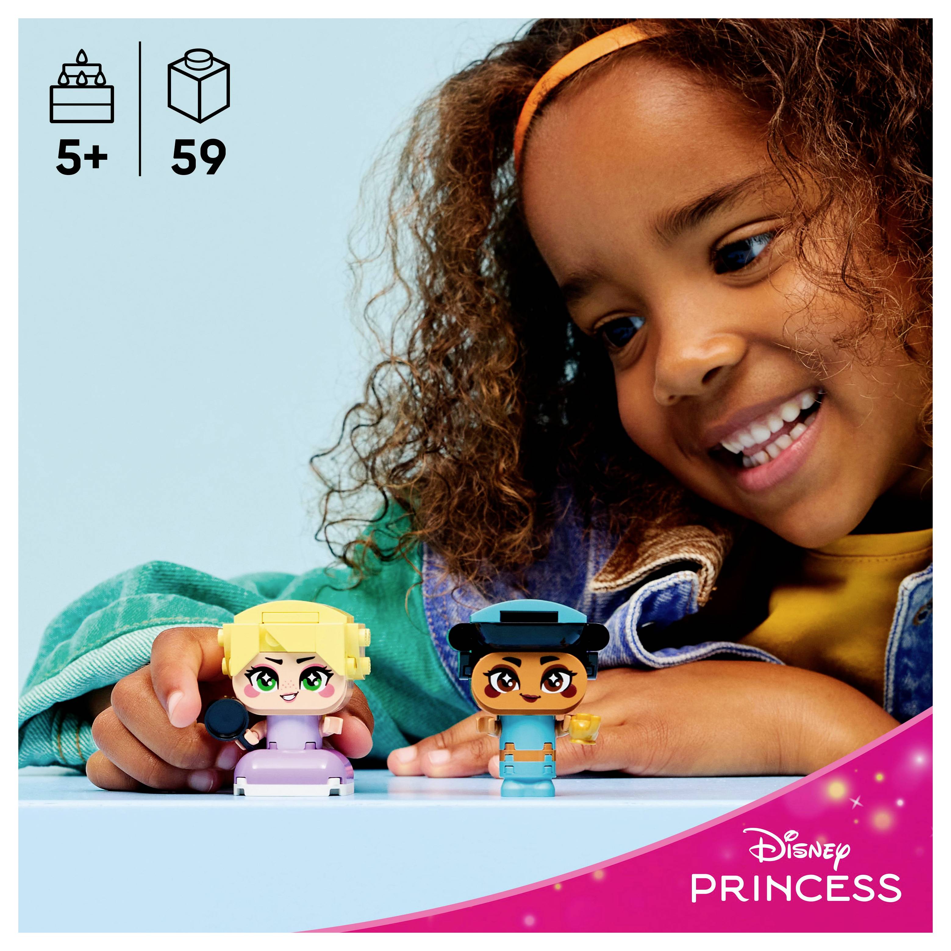 Ein Kind spielt mit zwei Disney Princess Spielfiguren auf einem Tisch. Das Set ist für Kinder ab 5 Jahren geeignet und enthält 59 Teile.