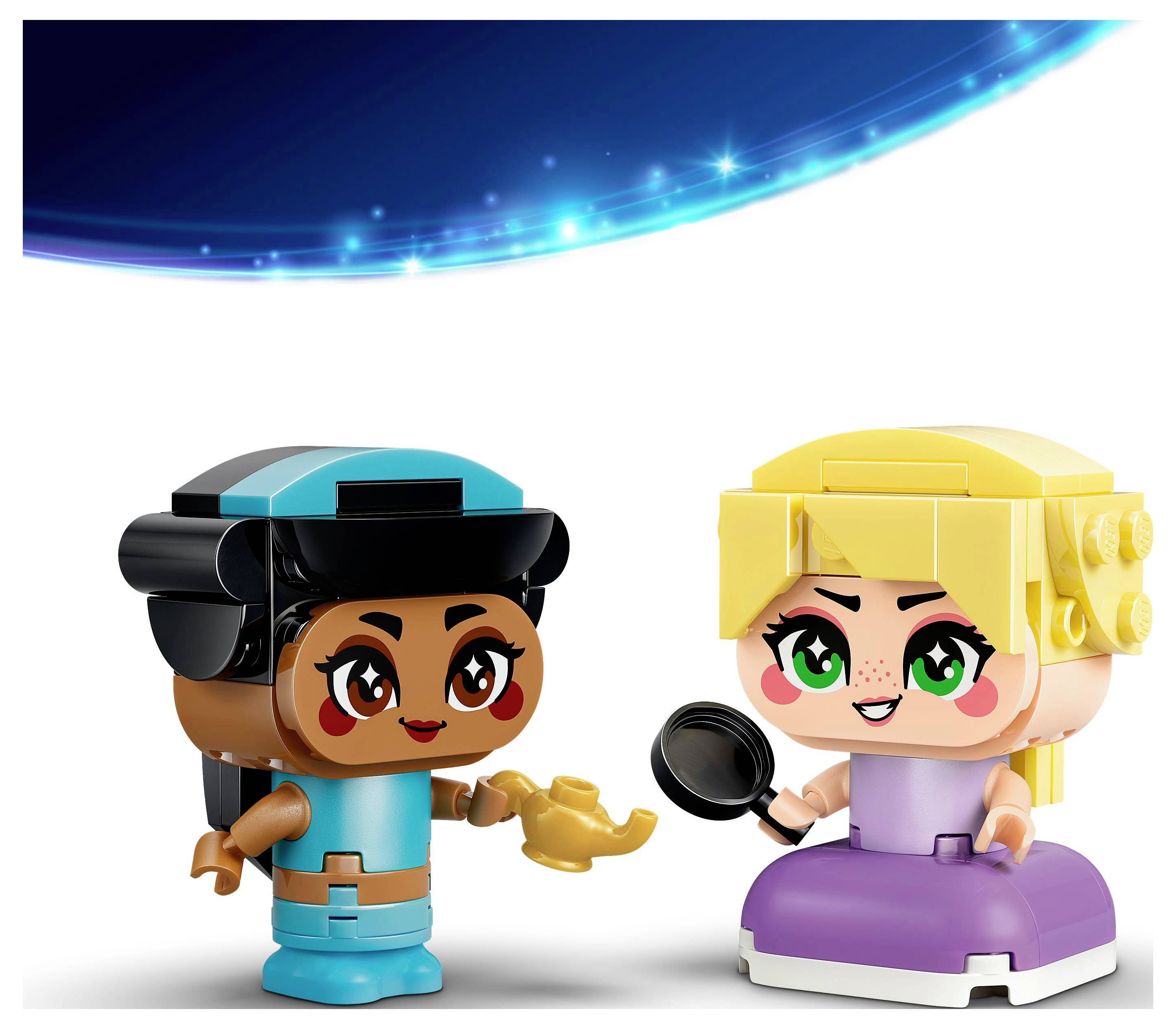 Zwei Spielzeugfiguren: eine mit einem schwarz-türkisfarbenen Design, die eine Lampe hält; die andere mit gelben Haaren, in einem lila Kleid, die eine Pfanne trägt.