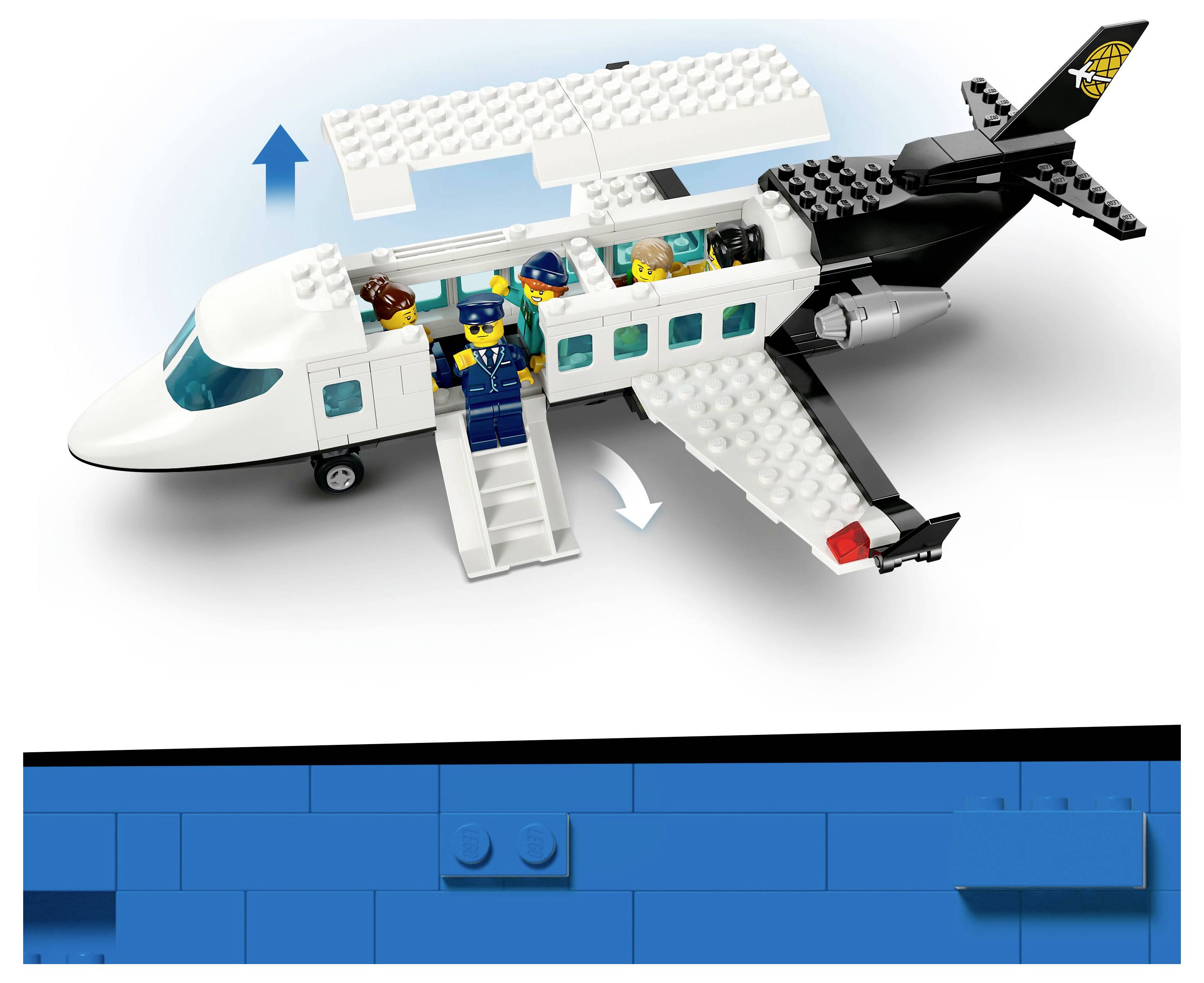 Lego-Flugzeugset mit einem Dach, das sich öffnen lässt und Figuren im Inneren zeigt, darunter ein Pilot und Passagiere. Mit beweglichen Treppen und beweglichem Seitenleitwerk.