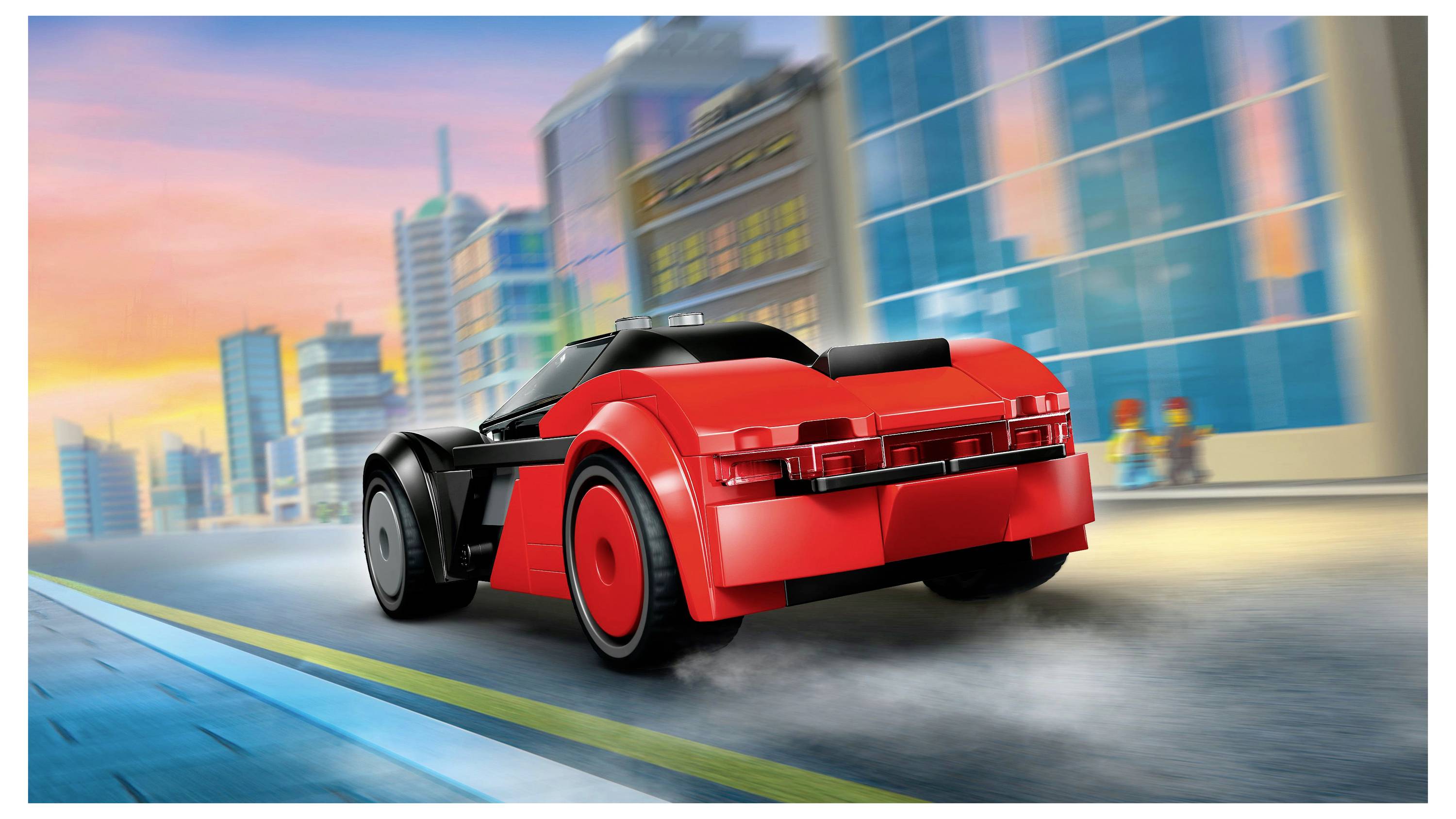 Ein rotes Spielzeugauto rast bei Sonnenuntergang eine Stadtstraße entlang, mit verschwommenen Gebäuden im Hintergrund, wobei Bewegung und Aufregung vermittelt werden.