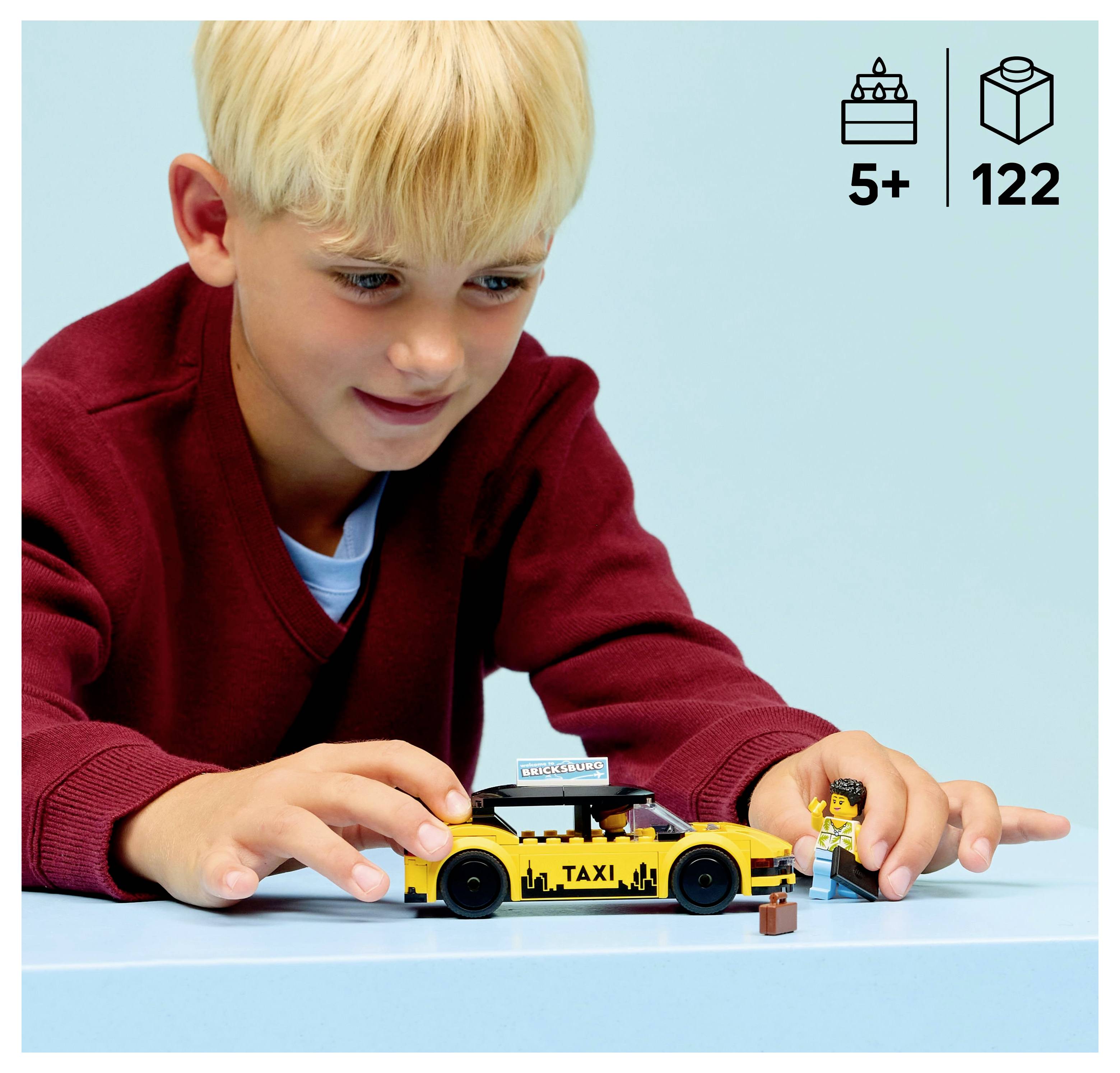Ein kleines Kind spielt mit einem gelben Spielzeug-Taxi und einer Figur auf einer blauen Oberfläche. Icons in der Ecke zeigen Alter 5+ und 122 Teile.