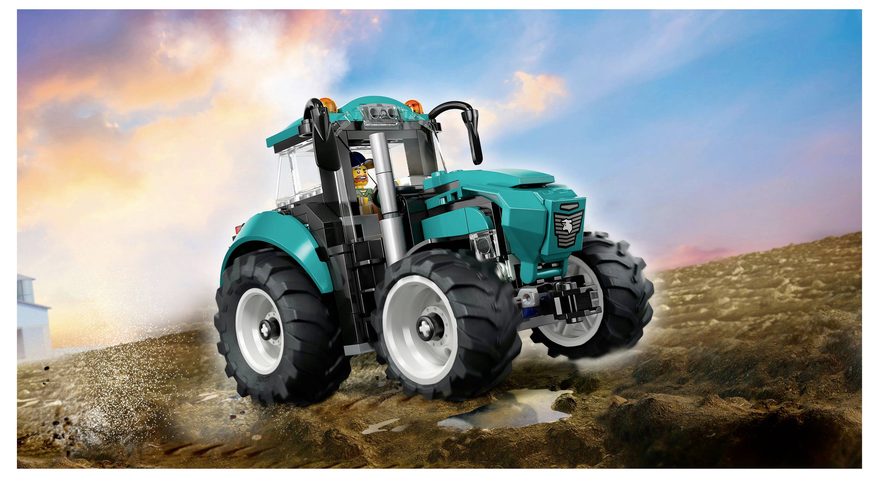 Ein Spielzeugtraktor mit großen Rädern und einer Bauernfigur steht auf einem Feldweg vor einem farbenfrohen Himmel.