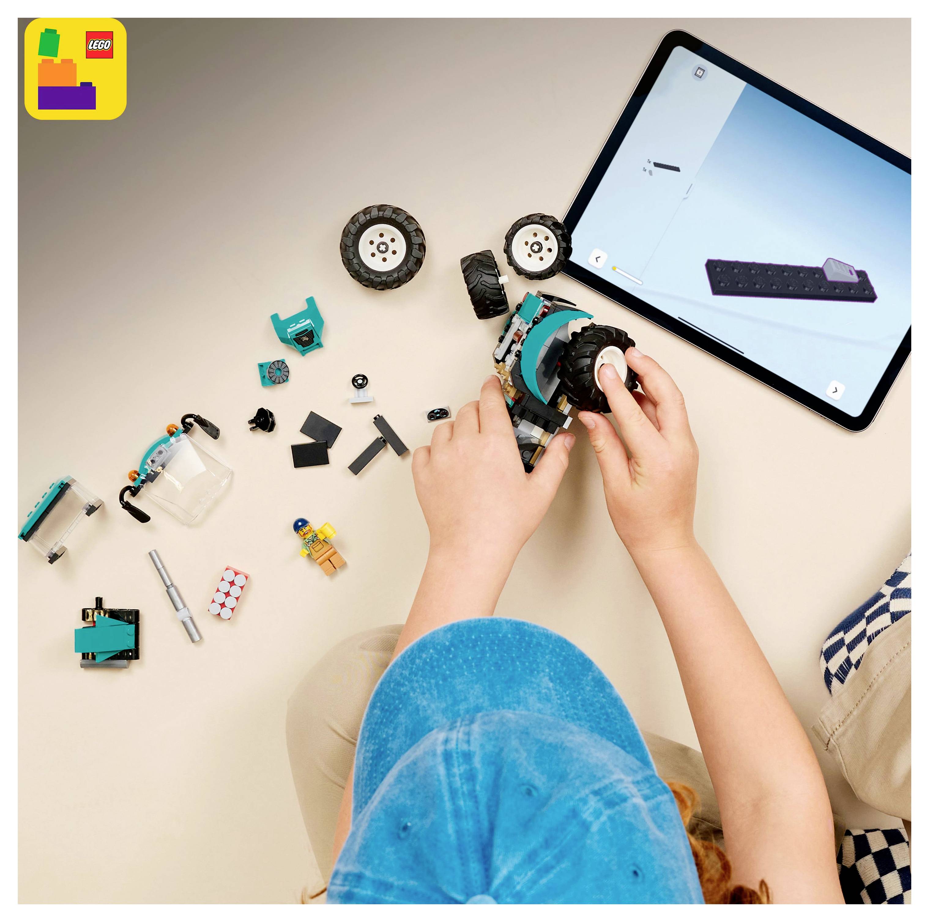 Ein Kind montiert ein Fahrzeug mit LEGO-Steinen, geleitet von Anleitungen, die auf einem Tablet angezeigt werden.