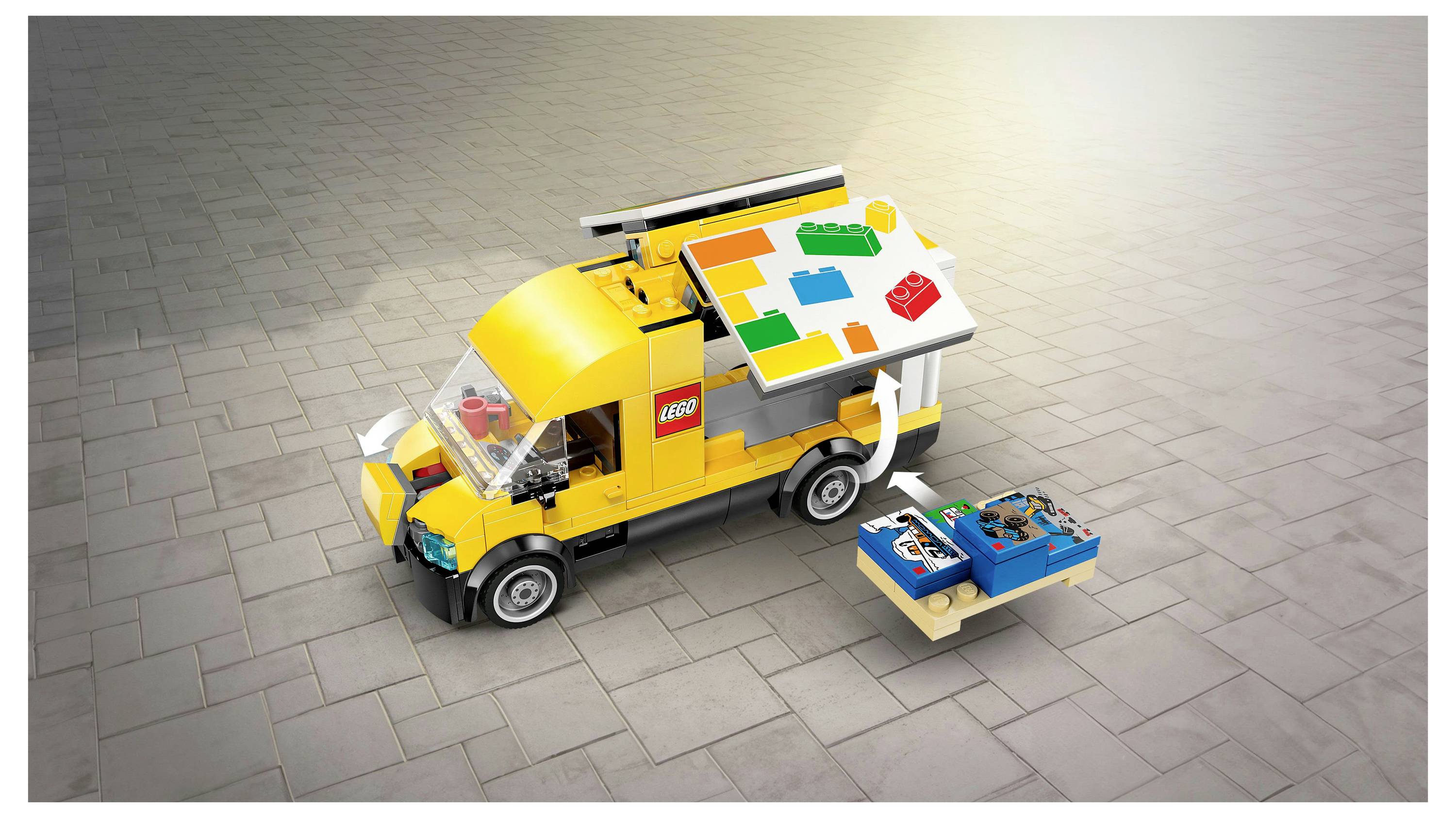 Ein gelber LEGO-Lieferwagen mit einer bunten Menütafel auf dem Dach und einem kleinen Wagen daneben, auf einer gepflasterten Oberfläche platziert, der einen mobilen Essensservice andeutet.