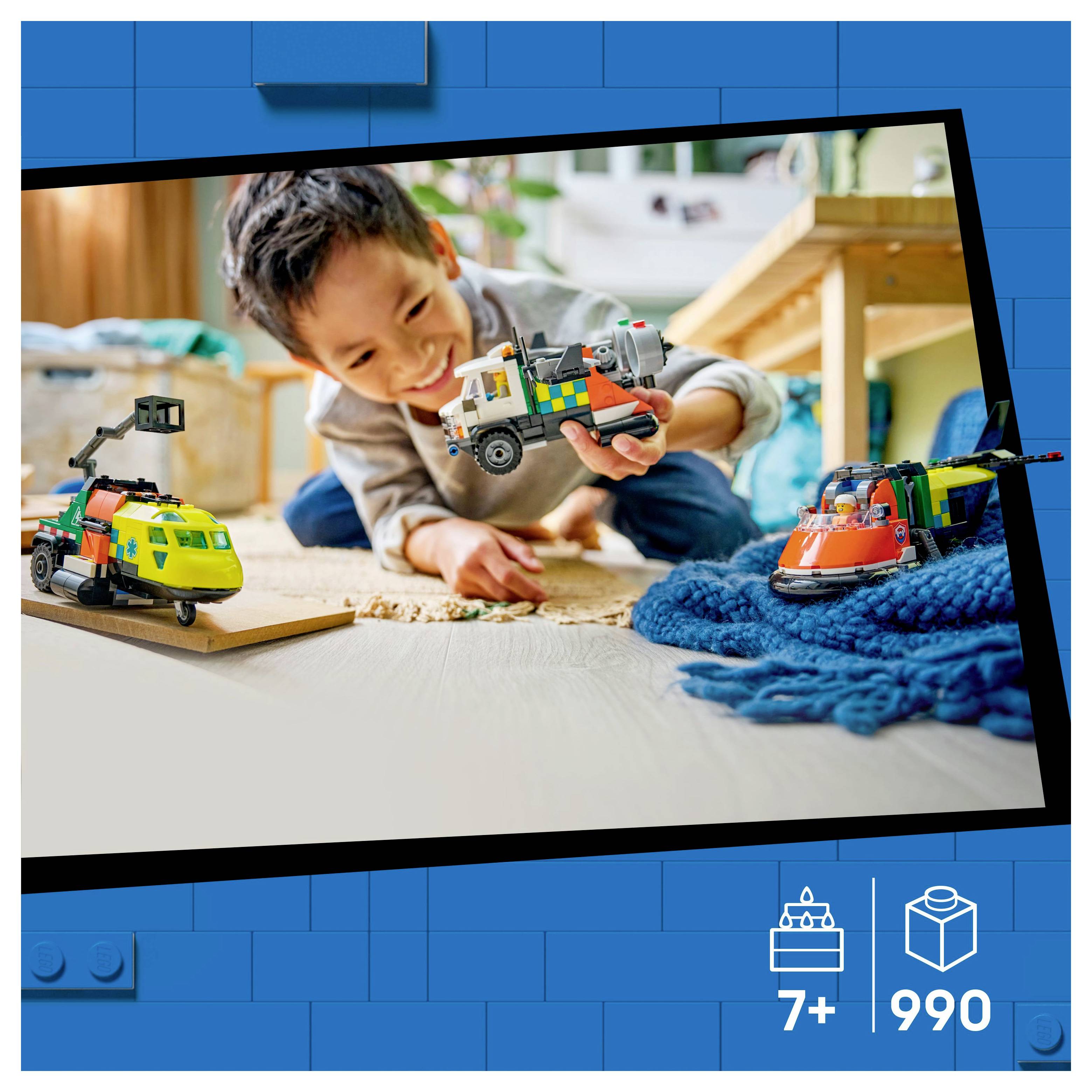 Ein Kind spielt begeistert mit bunten Spielfahrzeugen auf dem Boden und zeigt dabei kreatives und fantasievolles Spiel, geeignet für Kinder ab 7 Jahren.