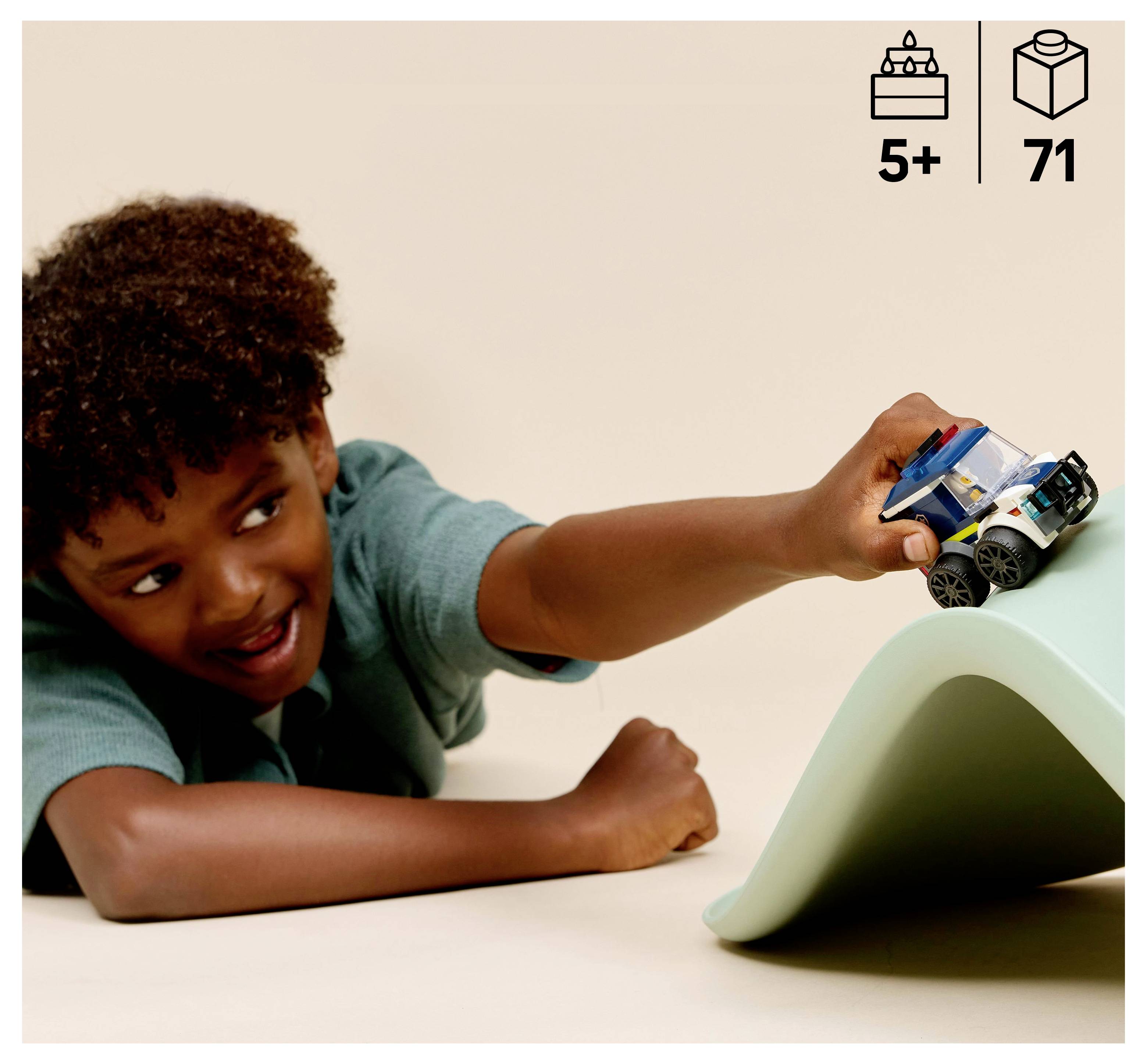 Ein Kind spielt mit einem Spielzeugauto auf einer gekrümmten Oberfläche. Symbole in der oberen rechten Ecke zeigen ein Alter von 5+ und die Satznummer 71.