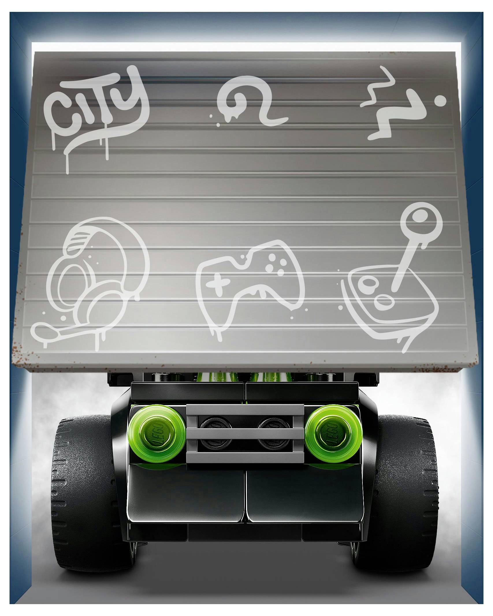 Ein Spielzeugfahrzeug mit großen Rädern verfügt über ein Metallpanel im Graffiti-Stil, das Symbole einer Stadtlandschaft, eines Spielcontrollers und von Kopfhörern zeigt.