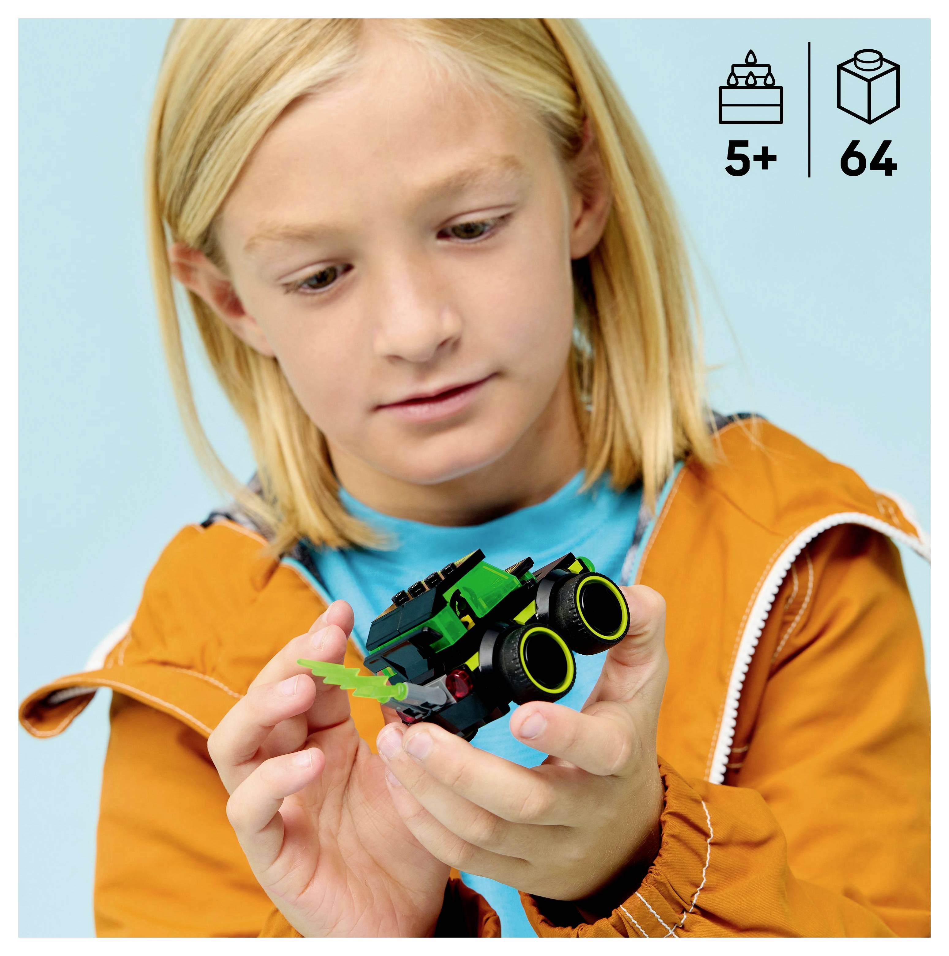 Ein Kind in einer orangefarbenen Jacke baut ein kleines grünes Spielzeugfahrzeug. Symbole zeigen, dass es für Kinder ab 5 Jahren geeignet ist und 64 Teile enthält.