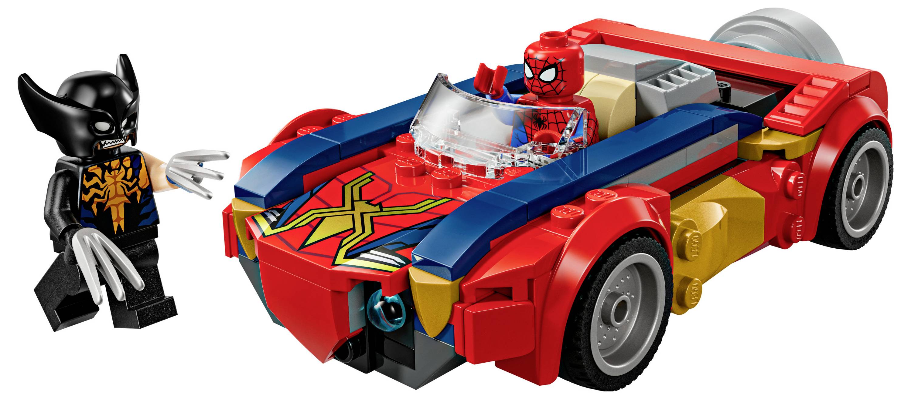Eine LEGO Spider-Man Figur in einem rot-blauen Auto mit einer schwarzen und orangefarbenen Schurken-Figur in der Nähe, die eine Verfolgungsjagd zwischen Superheld und Bösewicht darstellt.