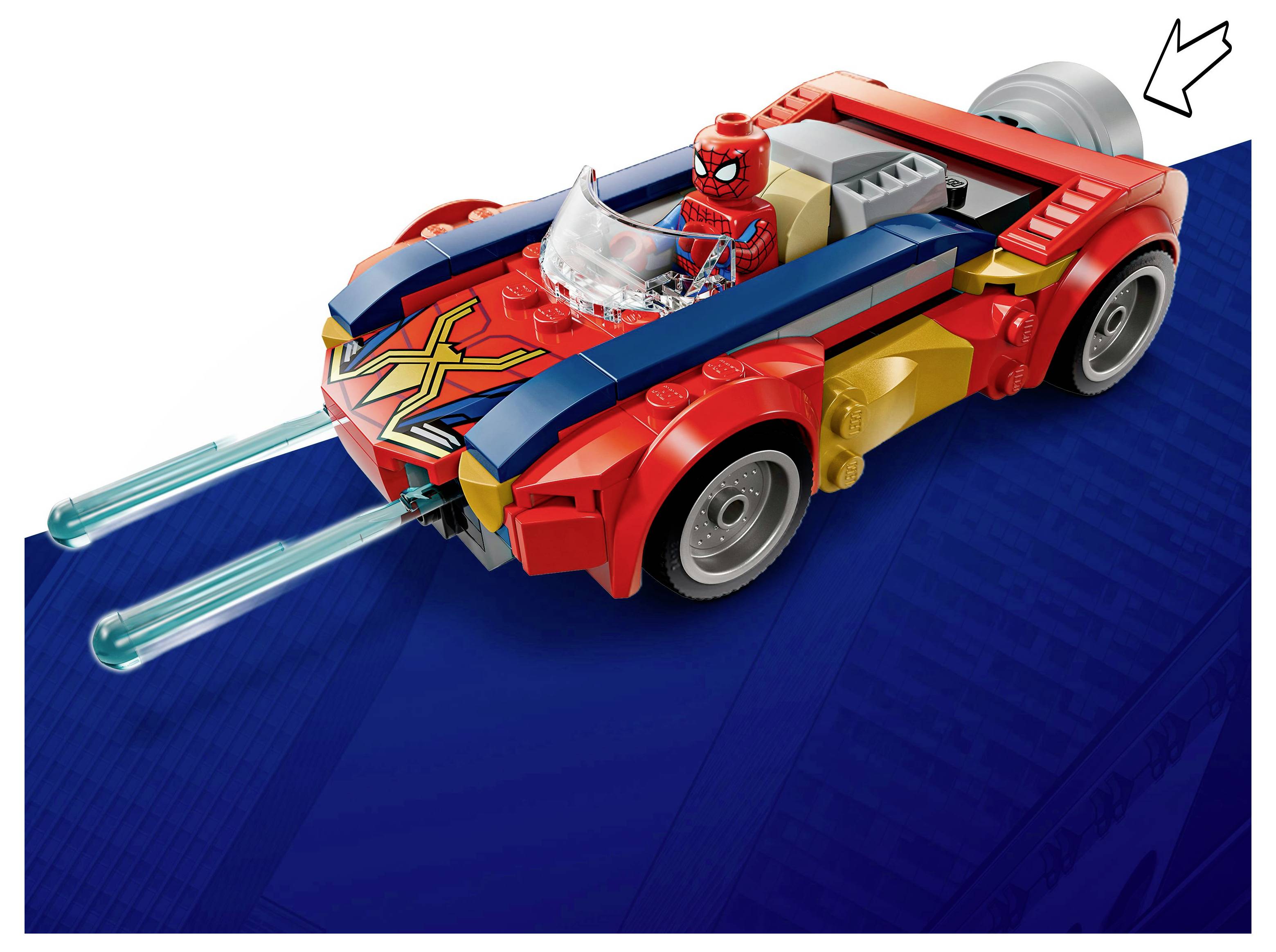 Ein rotes und blaues Spielzeugauto mit einer Superhelden-Figur auf dem Fahrersitz, ausgestattet mit großen Rädern und zwei transparenten blauen Auspuffröhren.