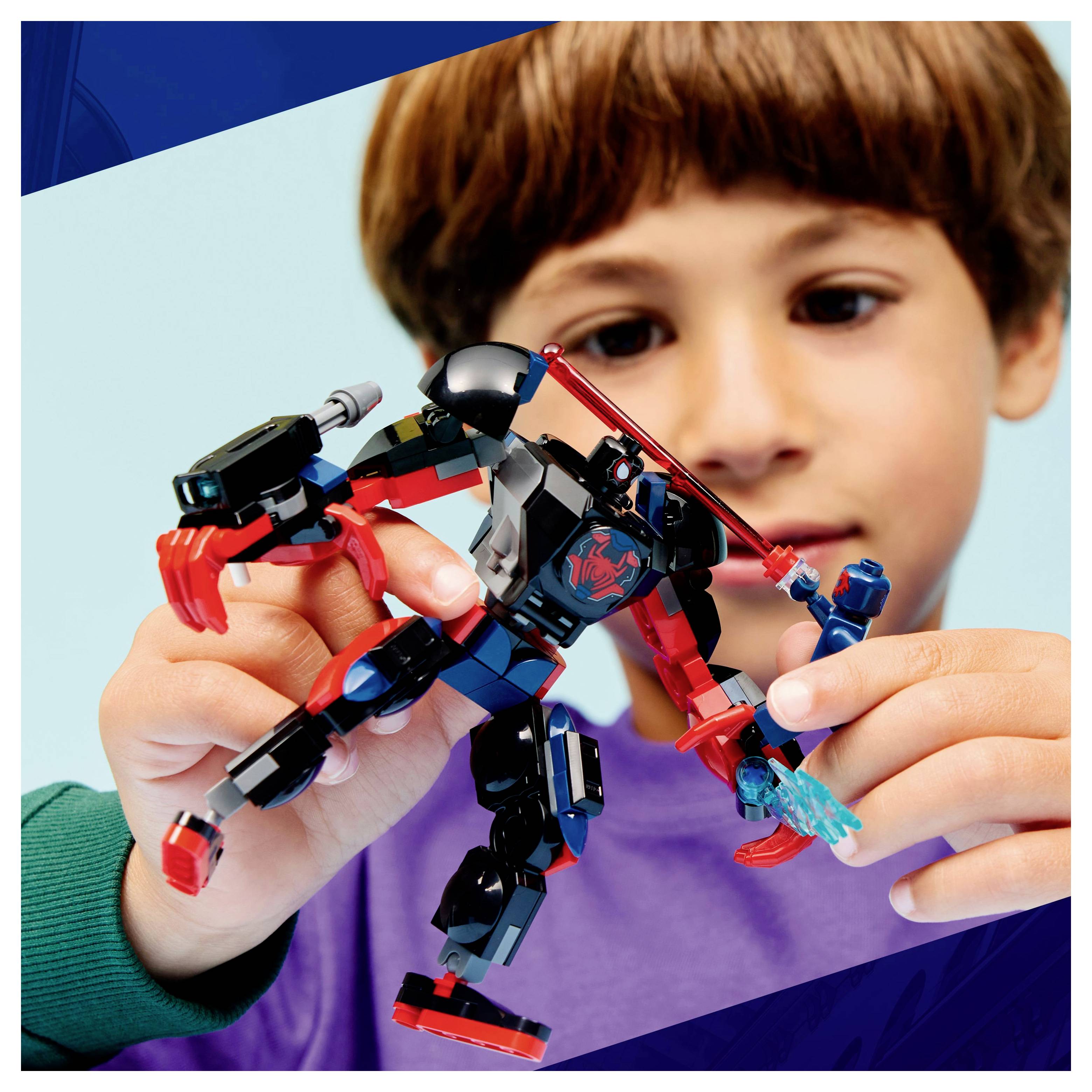 Ein Kind hält und spielt mit einer bunten Actionfigur mit beweglichen Teilen und zeigt dabei Konzentration und Engagement beim kreativen Spielen.