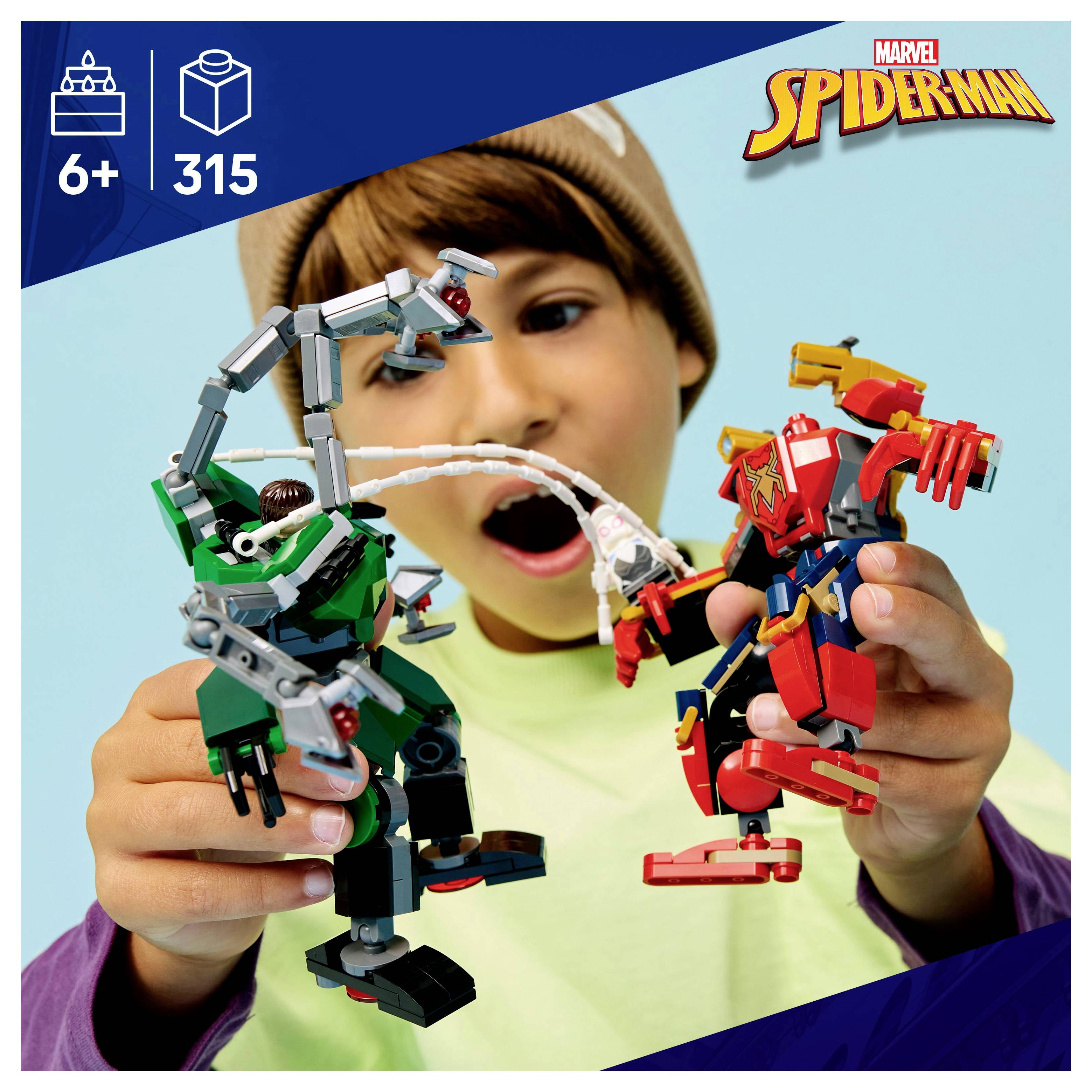 Ein Kind spielt mit LEGO Spider-Man und Green Goblin Figuren. Das Bild zeigt Aufregung und Kreativität mit einem Fokus auf kreatives Spiel.