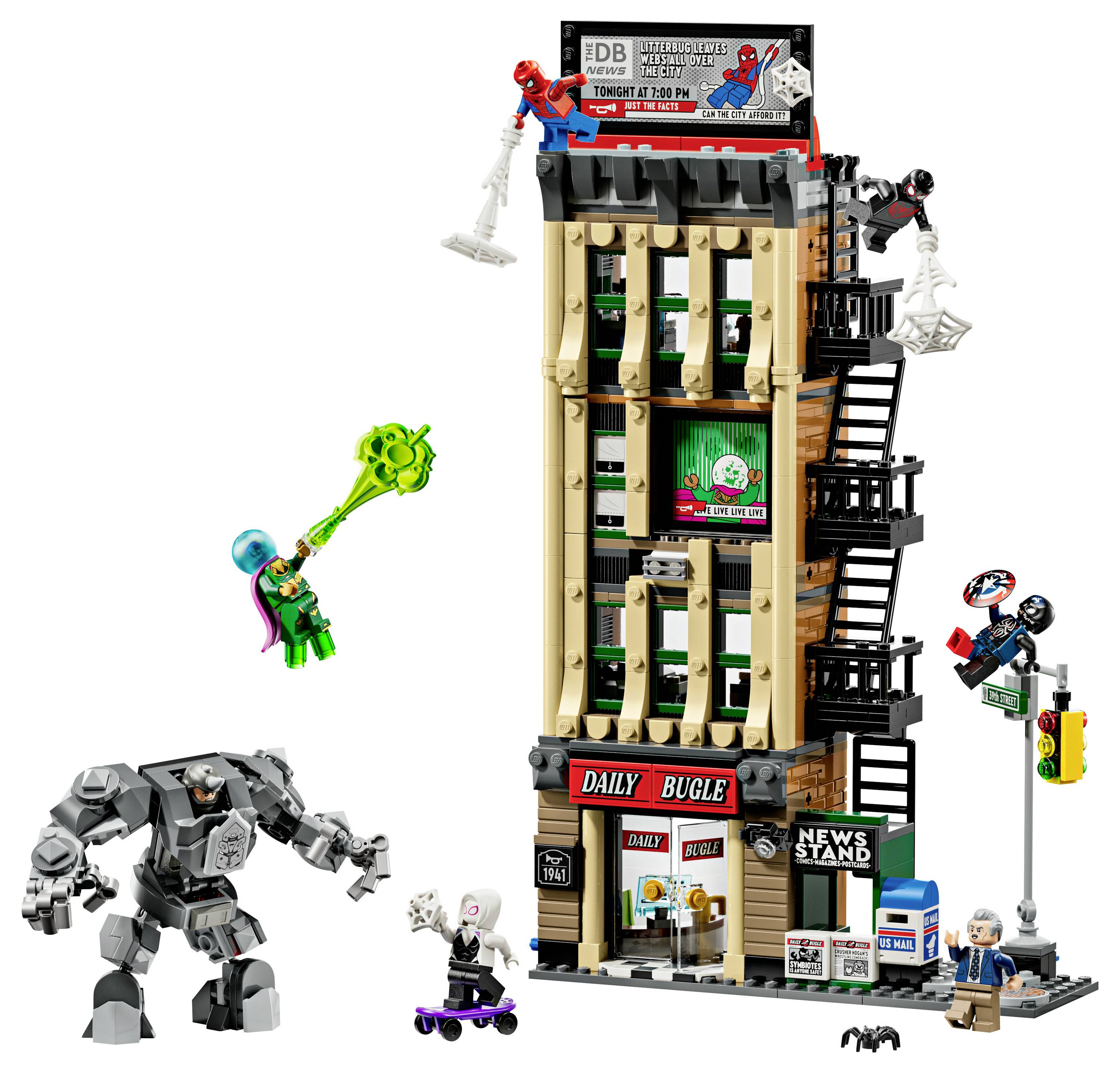 Ein detailliertes LEGO-Set des Daily Bugle-Gebäudes zeigt Charaktere in Aktionsposen mit Spider-Man und Bösewichten auf und um die Struktur herum.