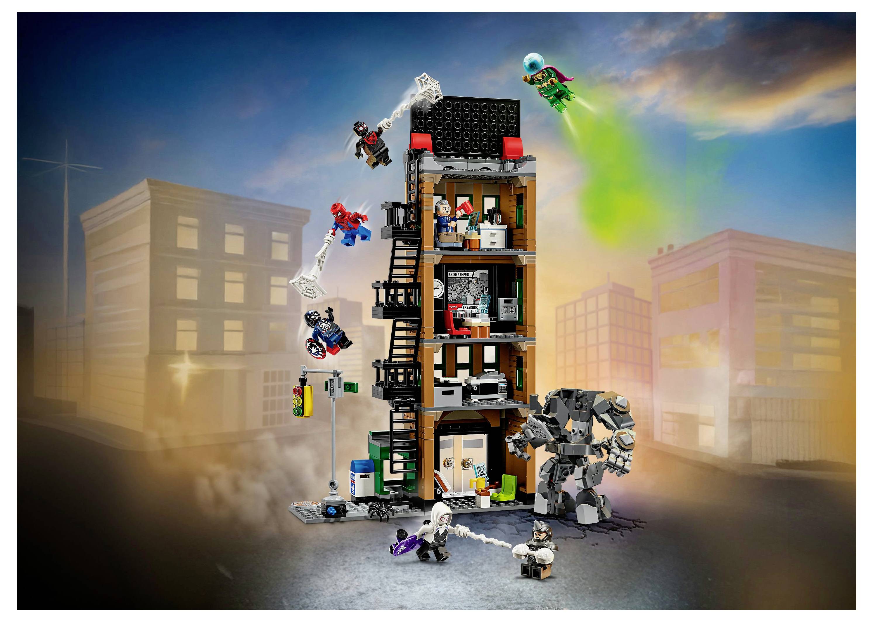 Lego-Bauset, das eine Stadtszene mit Superhelden-Minifiguren in Action darstellt. Dach- und Straßenelemente fügen der Szene eine dynamische Perspektive hinzu.