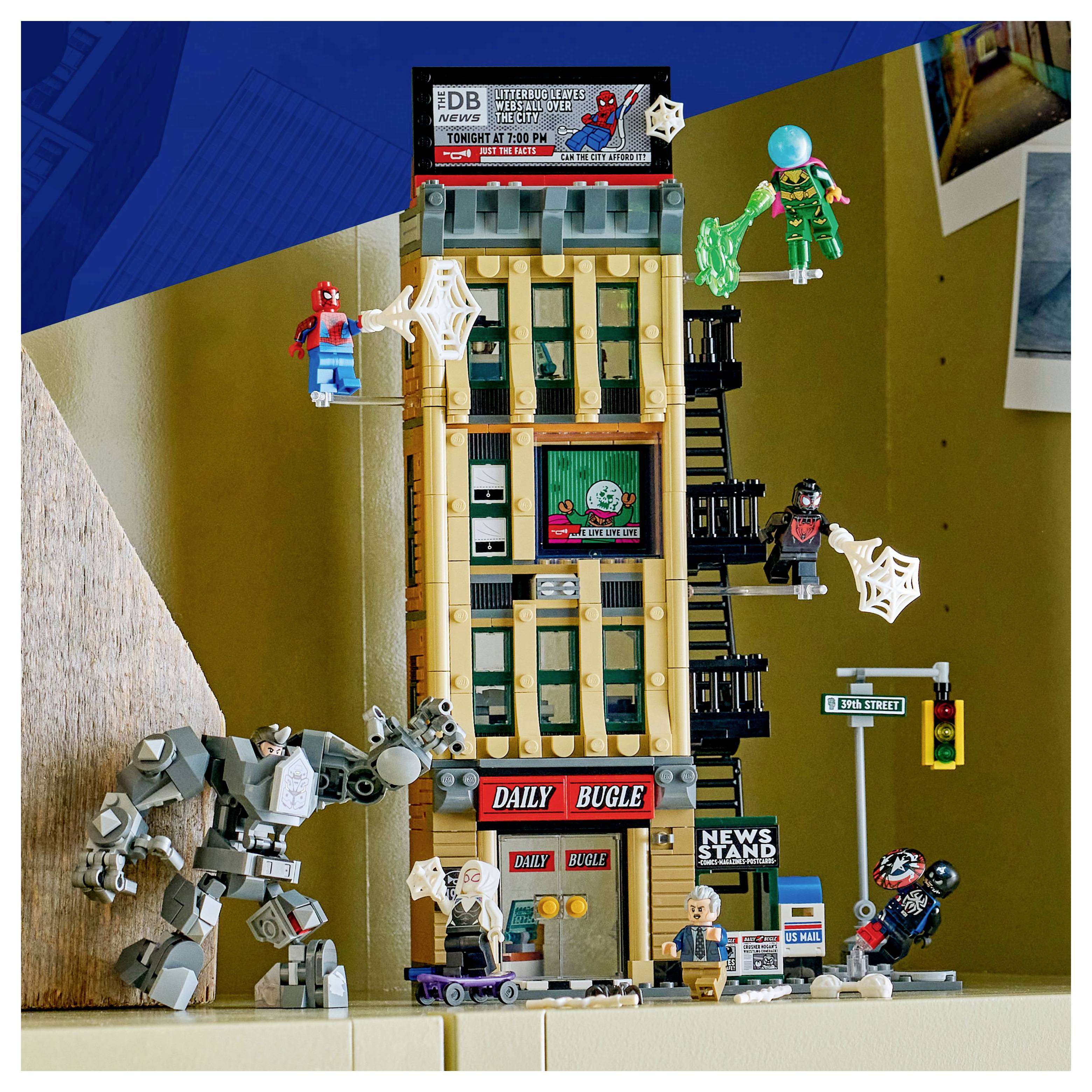 Eine LEGO-gebaute Szene zeigt Superhelden, die auf und um ein Hochhaus kämpfen, das mit 'Daily Bugle' beschriftet ist, mit Aktionsfiguren und Fahrzeugen.