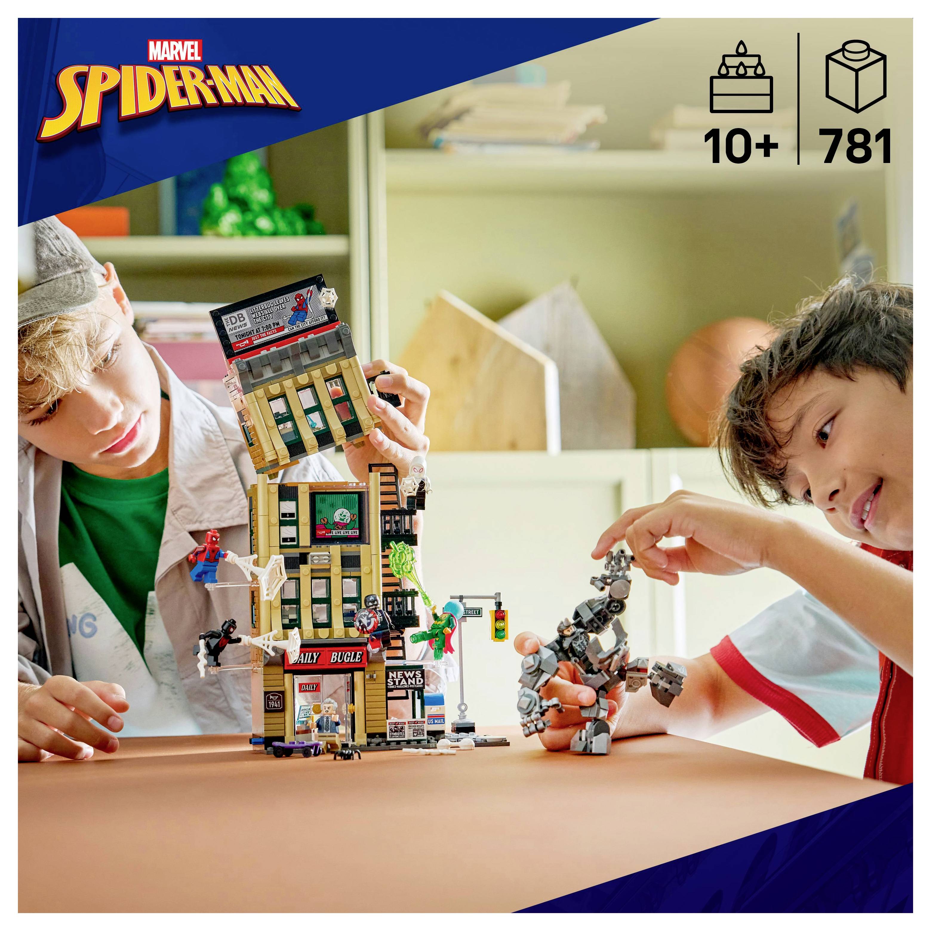 Zwei Personen bauen einen Spider-Man-Themen LEGO-Satz mit einem Gebäude und Figuren. Text: 'Für Alter 10+, 781 Teile'.