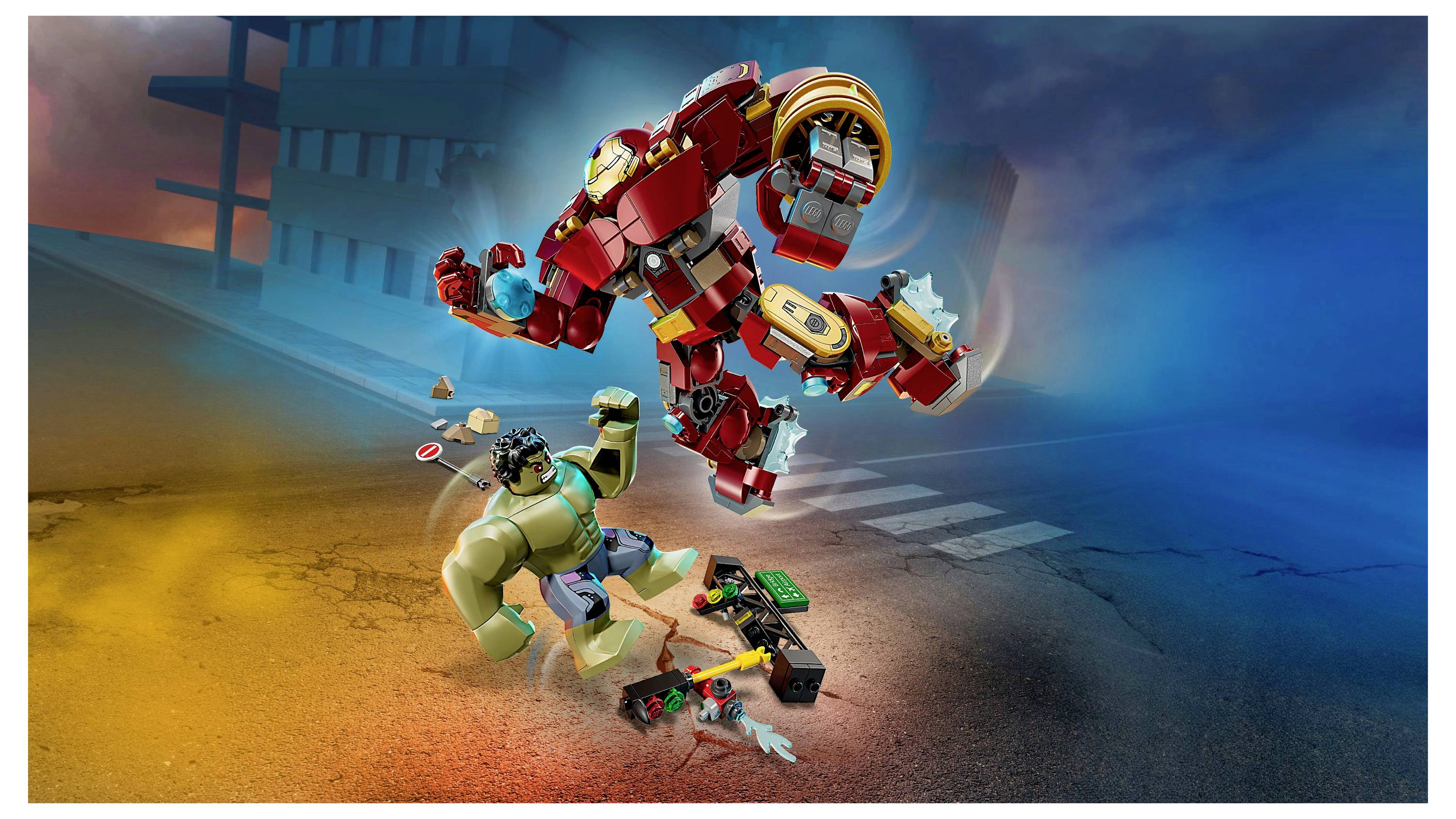 Zwei Actionfiguren in einer Kampfszene: eine große Figur in rot-goldener Rüstung, die springt, und eine grünhäutige Figur in Kampfhaltung.